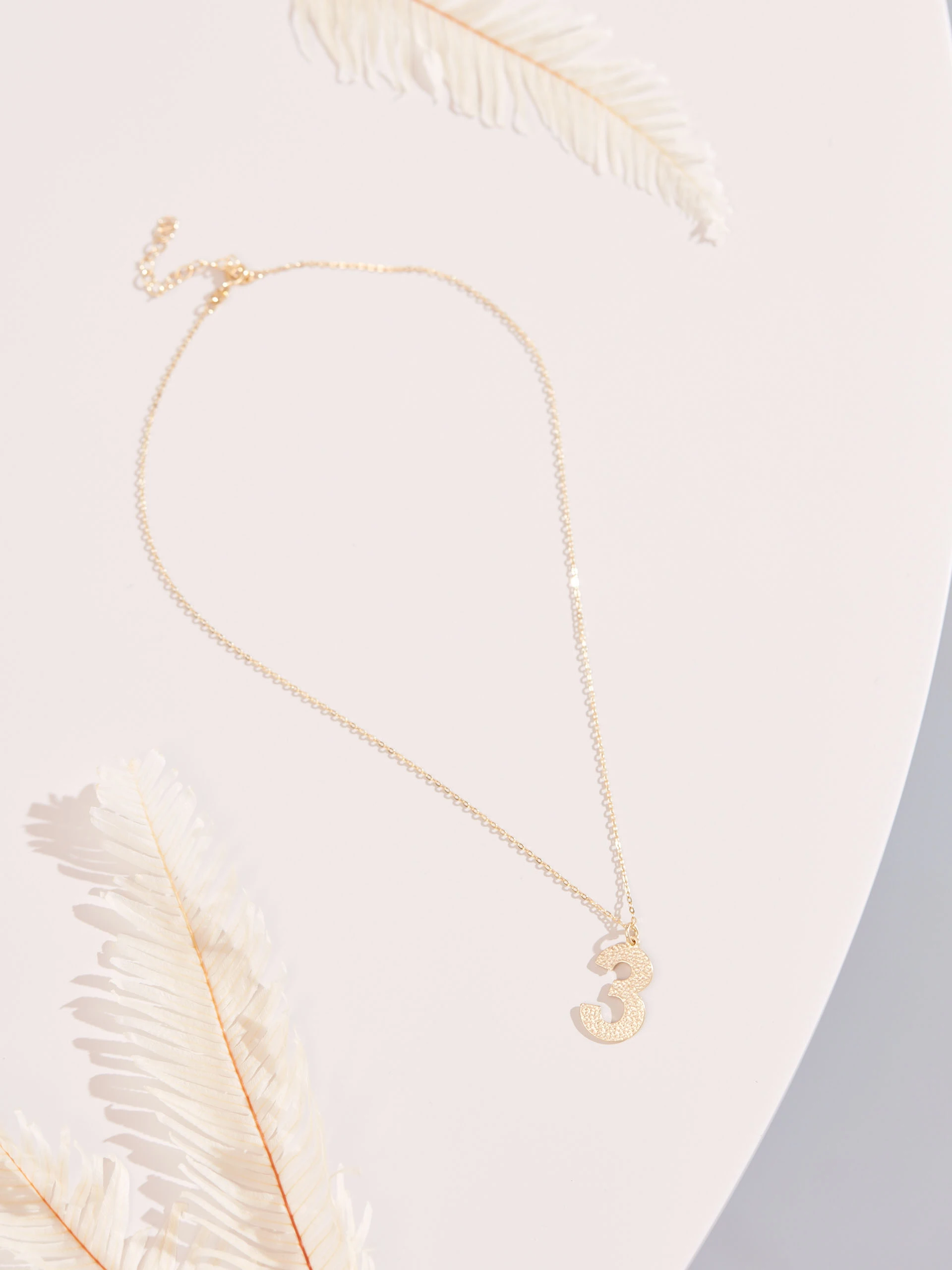 DELICATE CHAIN WITH THE NUMBER
