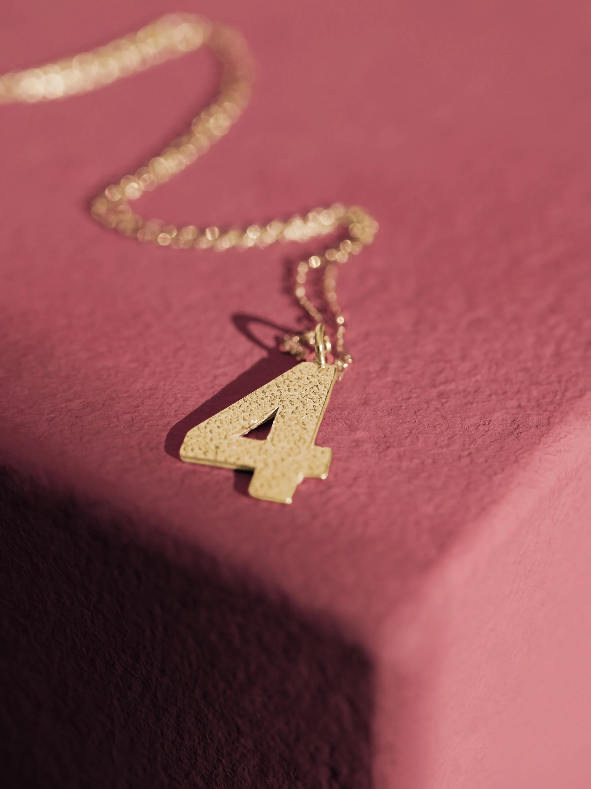 DELICATE CHAIN WITH THE NUMBER