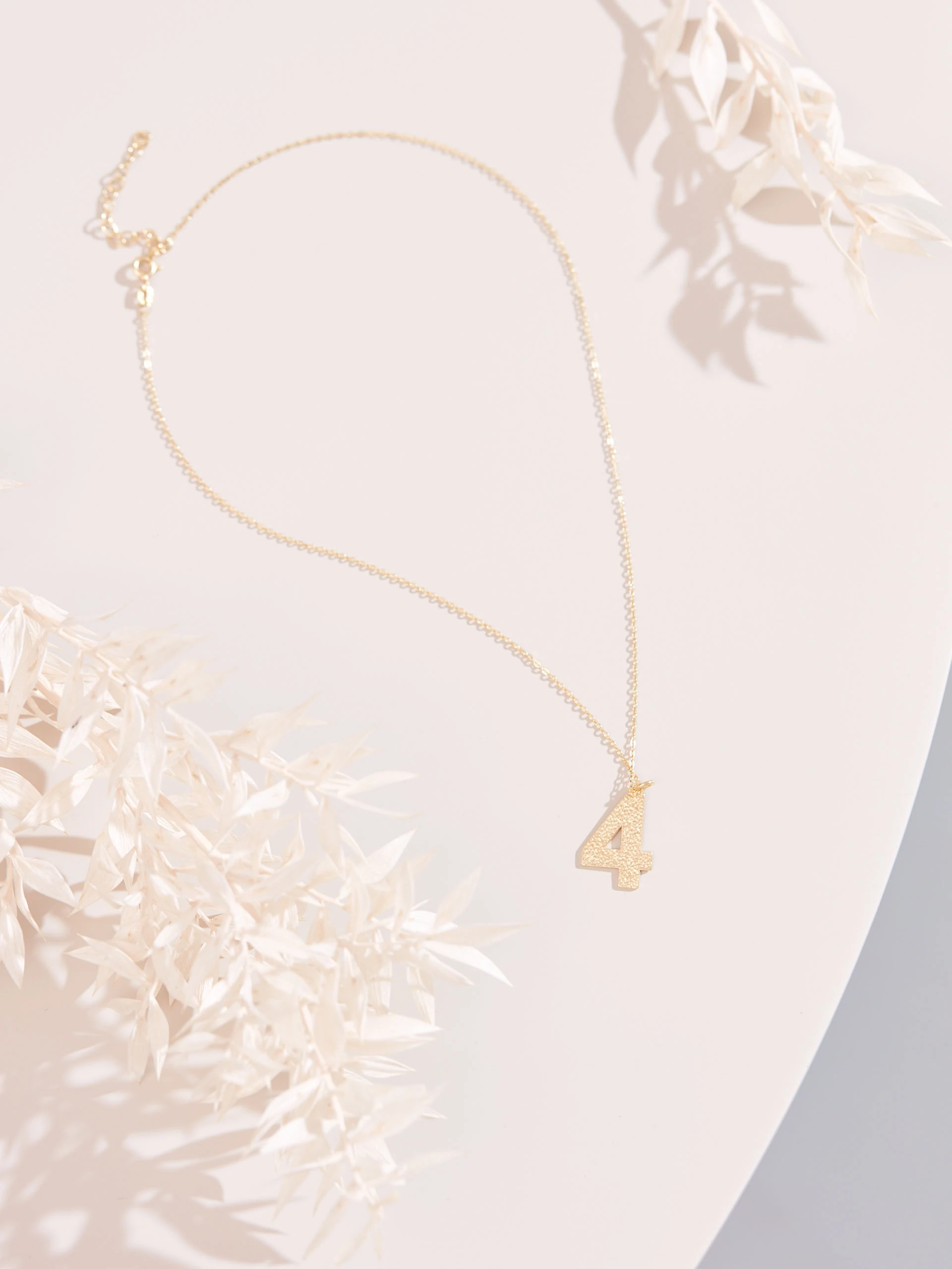 DELICATE CHAIN WITH THE NUMBER