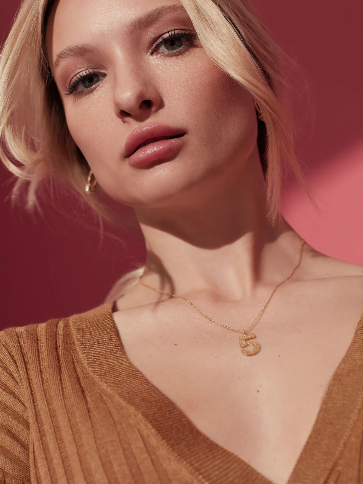 DELICATE CHAIN WITH THE NUMBER