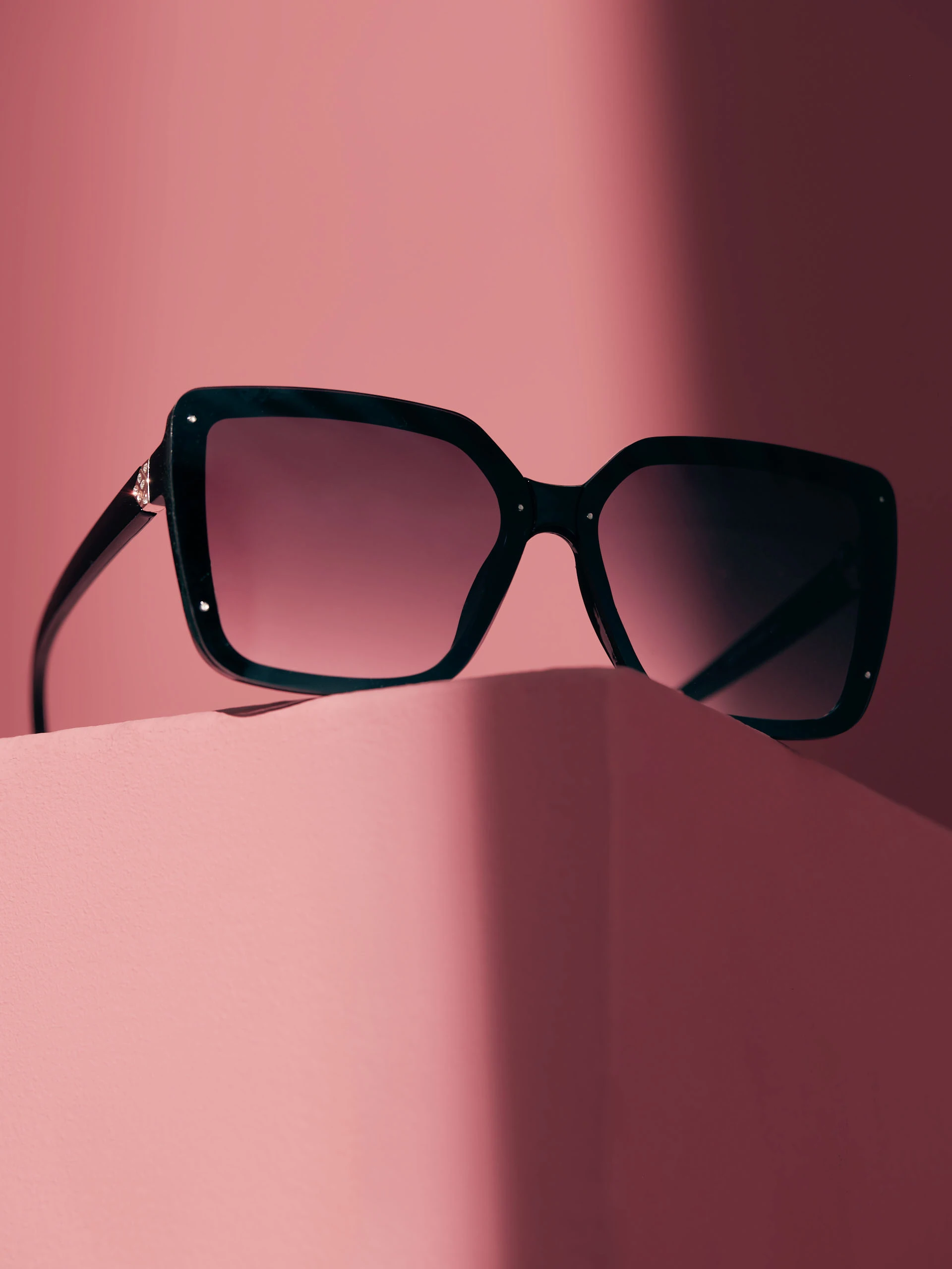 LARGE BLACK SUNGLASSES