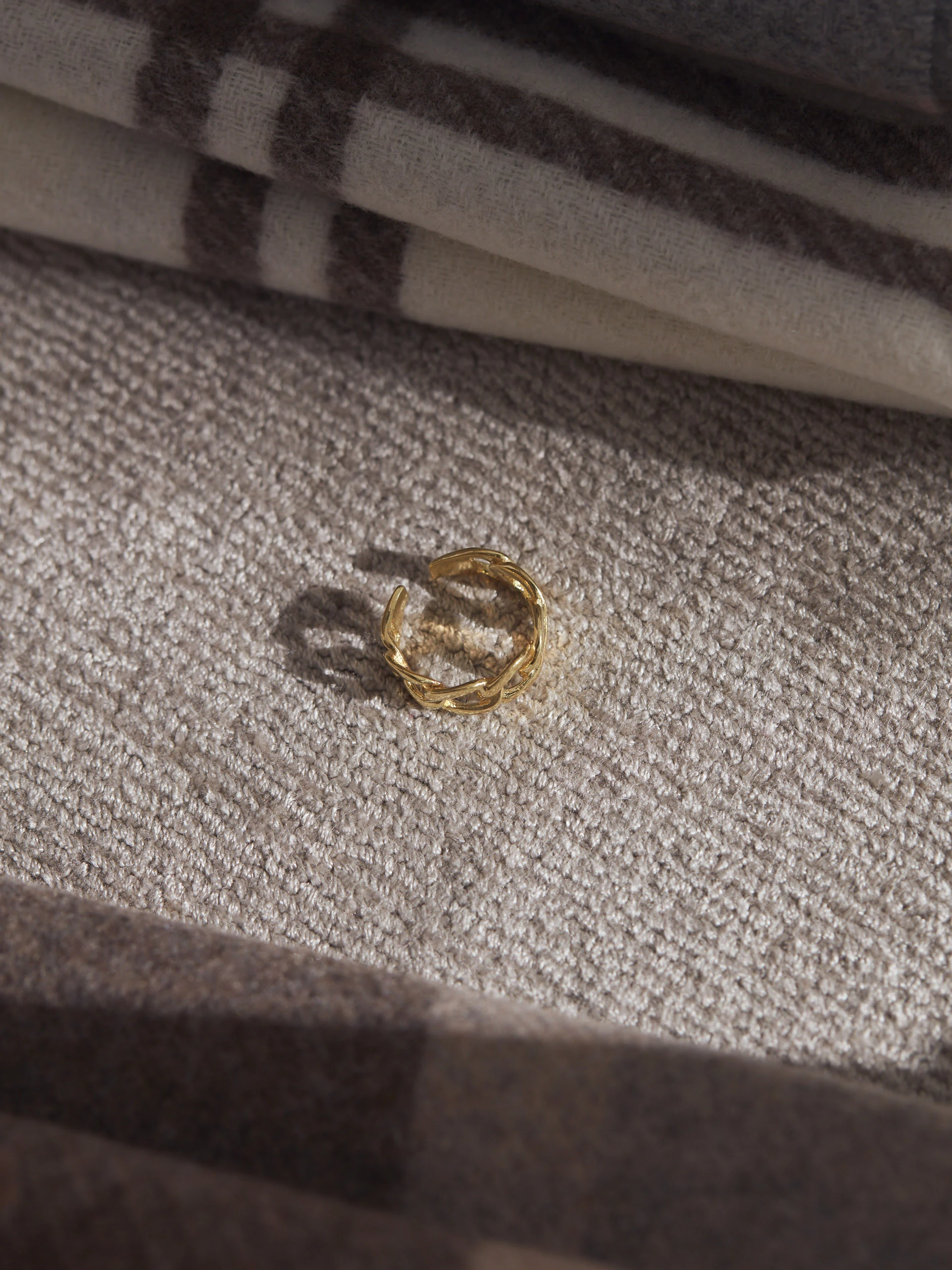 RING WITH CHAIN MOTIF