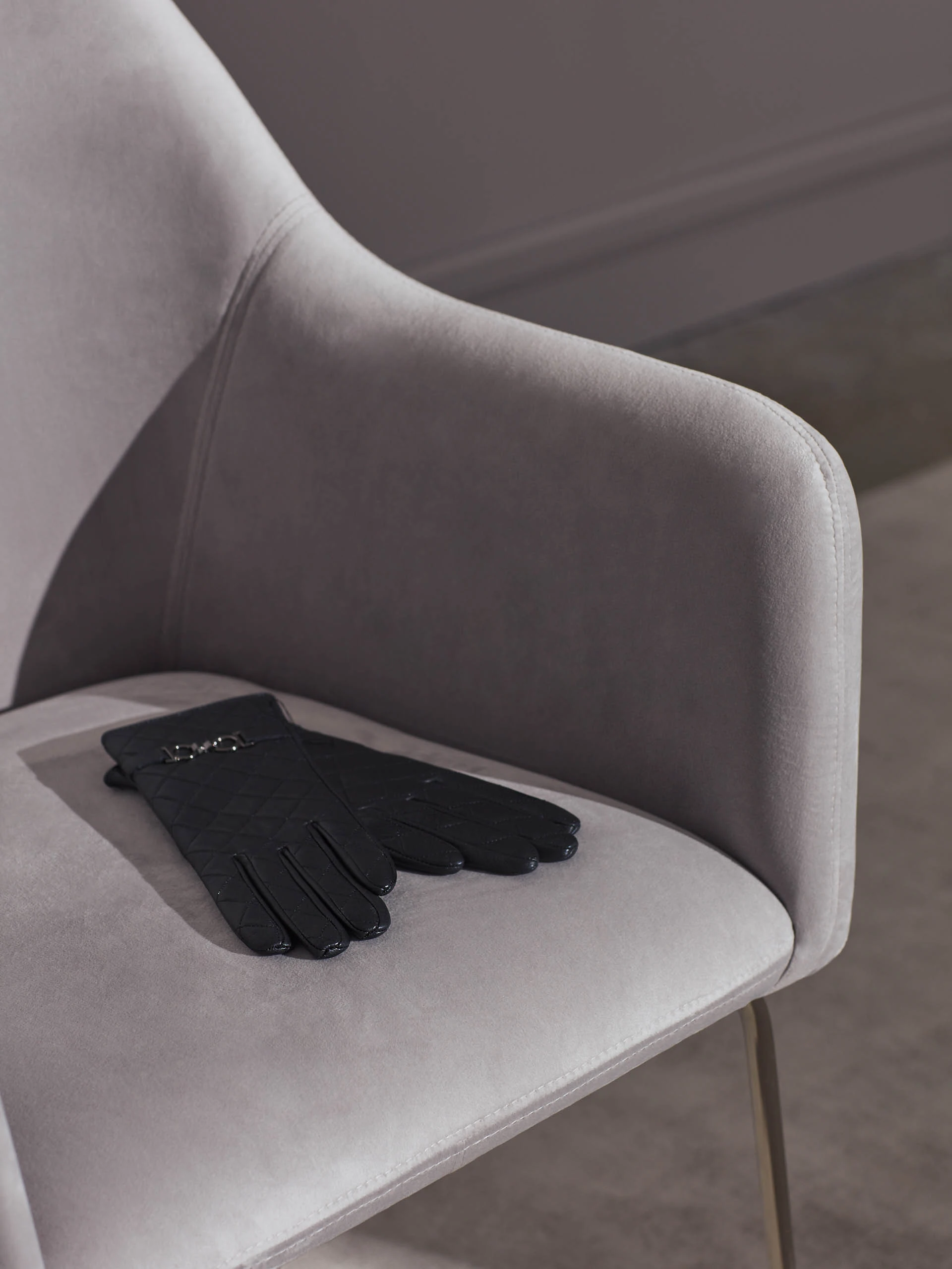 BLACK LEATHER GLOVES