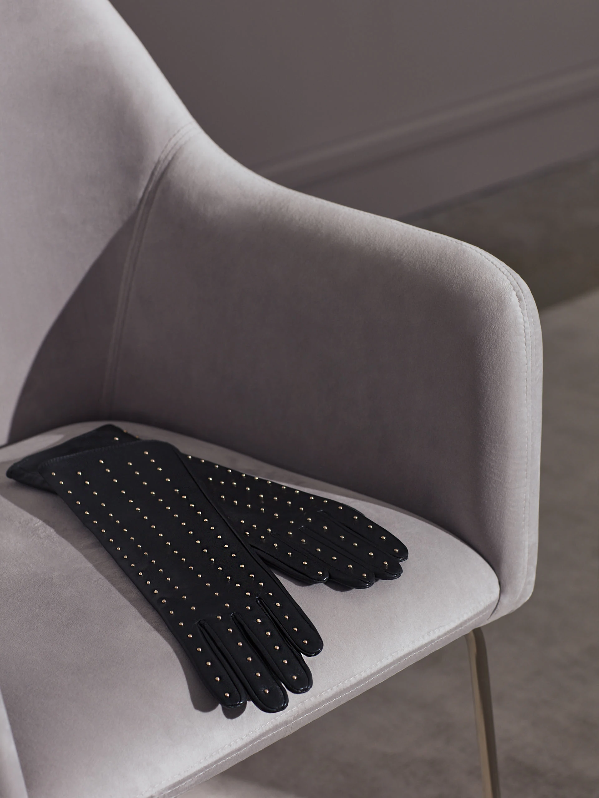 LEATHER GLOVES WITH GOLD ELEMENTS