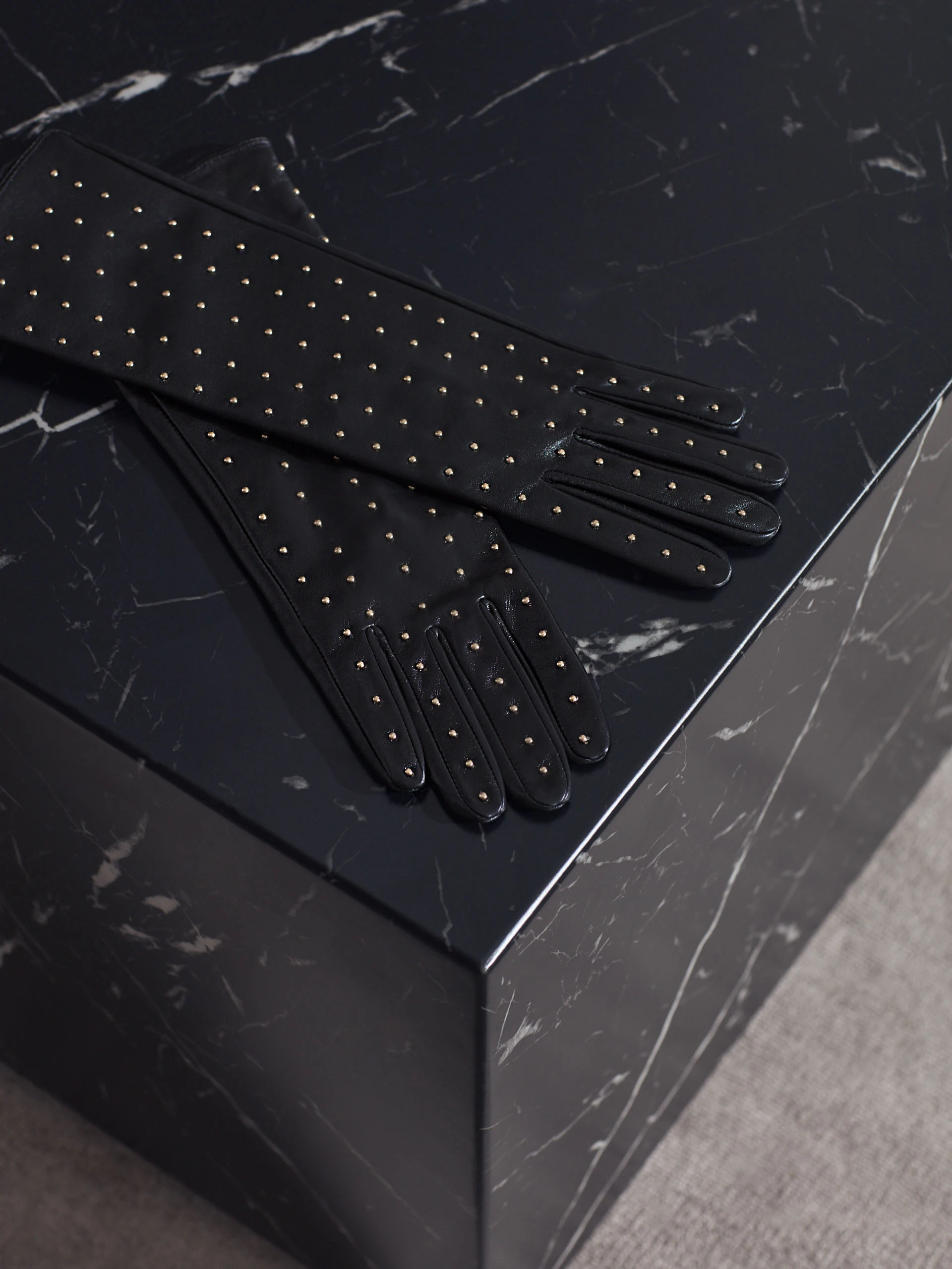 LEATHER GLOVES WITH GOLD ELEMENTS