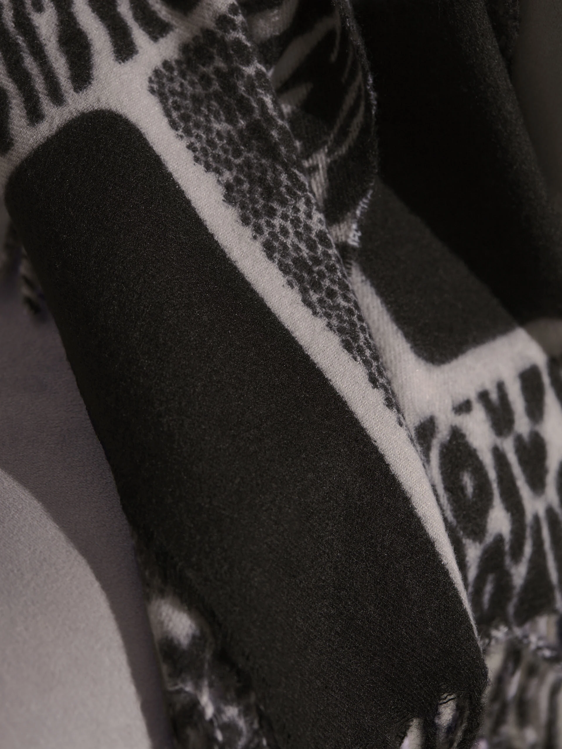 SCARF WITH ANIMAL MOTIFS