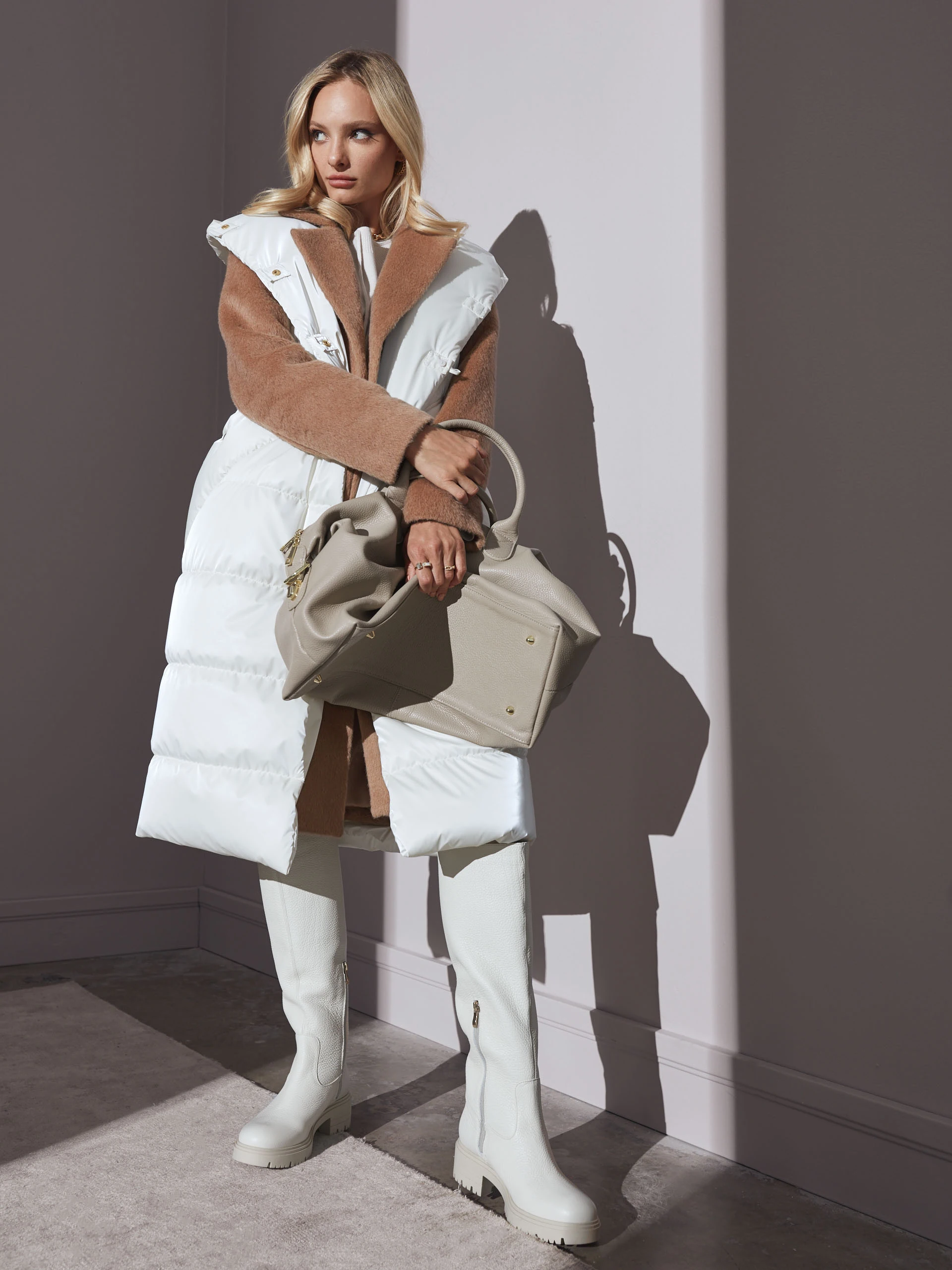 BEIGE LEATHER TRAVEL BAG