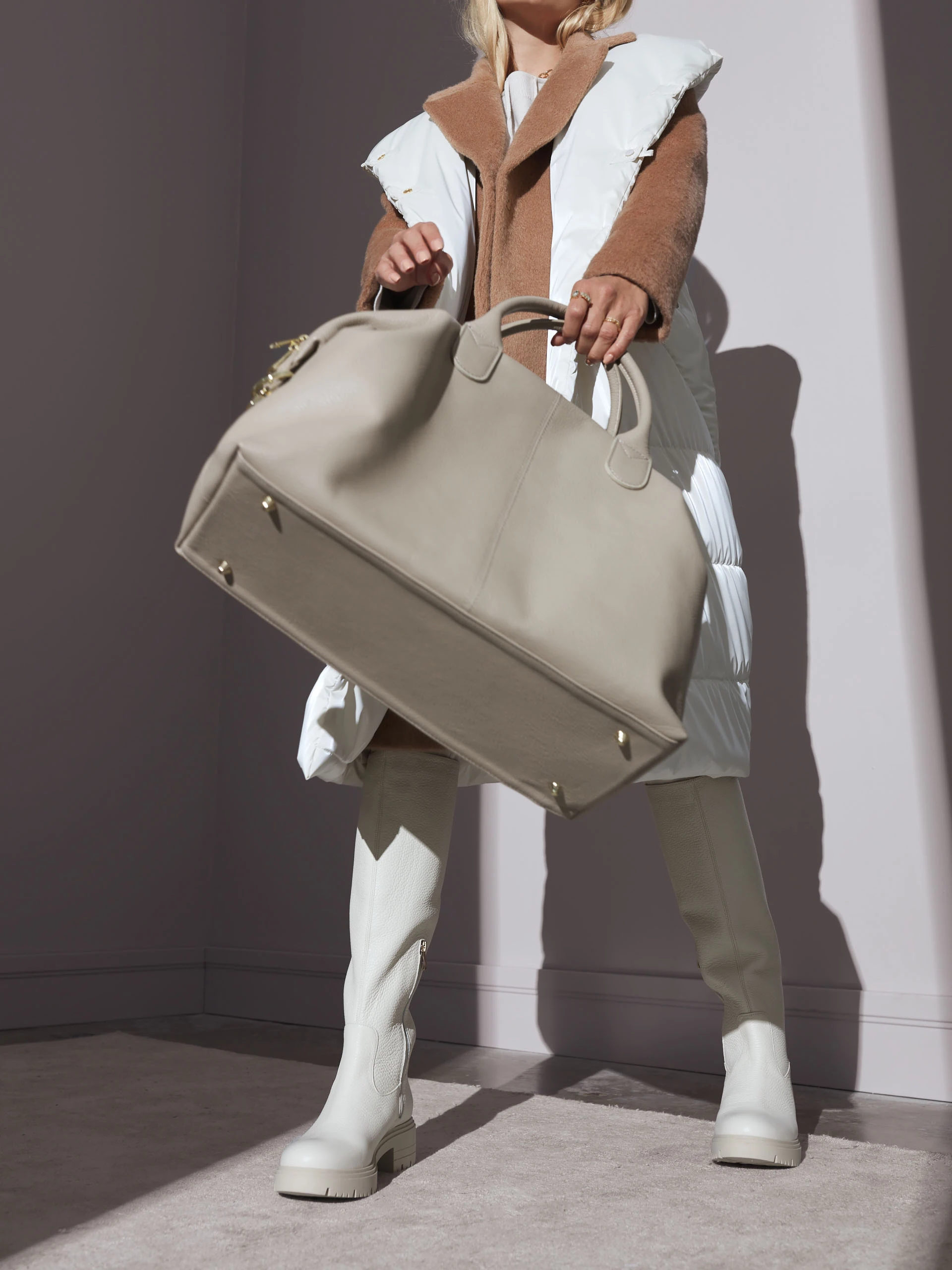BEIGE LEATHER TRAVEL BAG