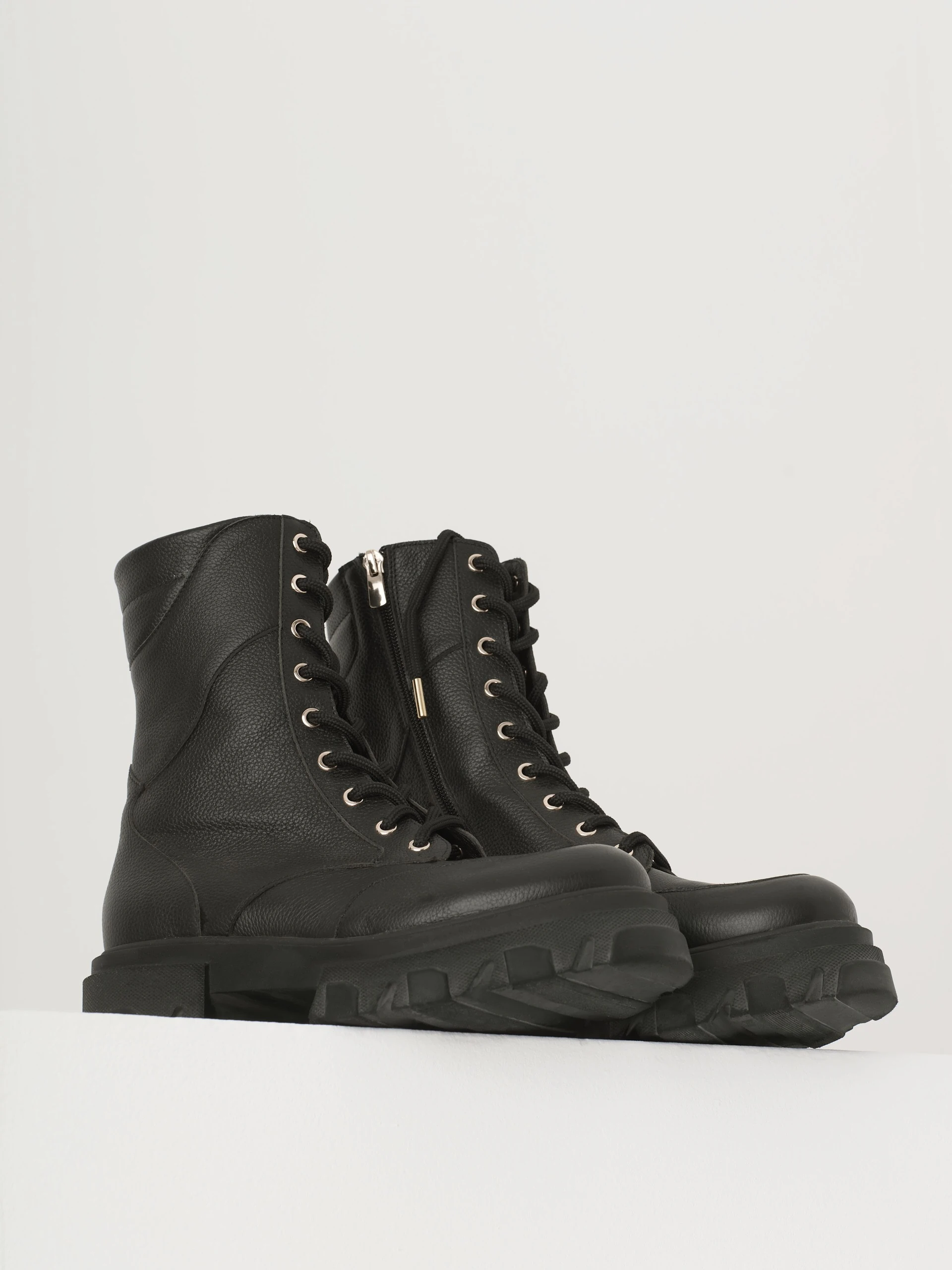 Lace-up boots in black color