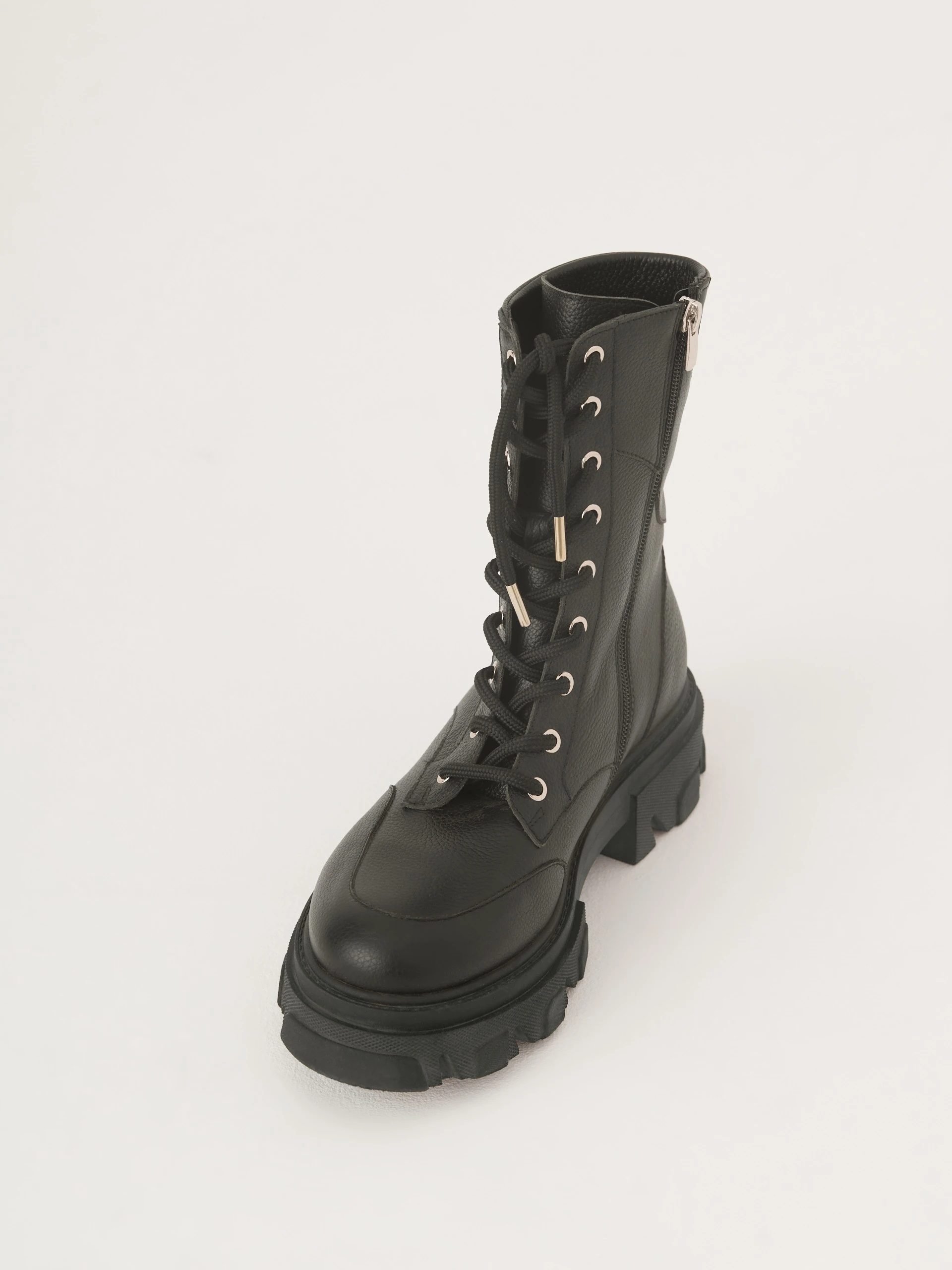 Lace-up boots in black color