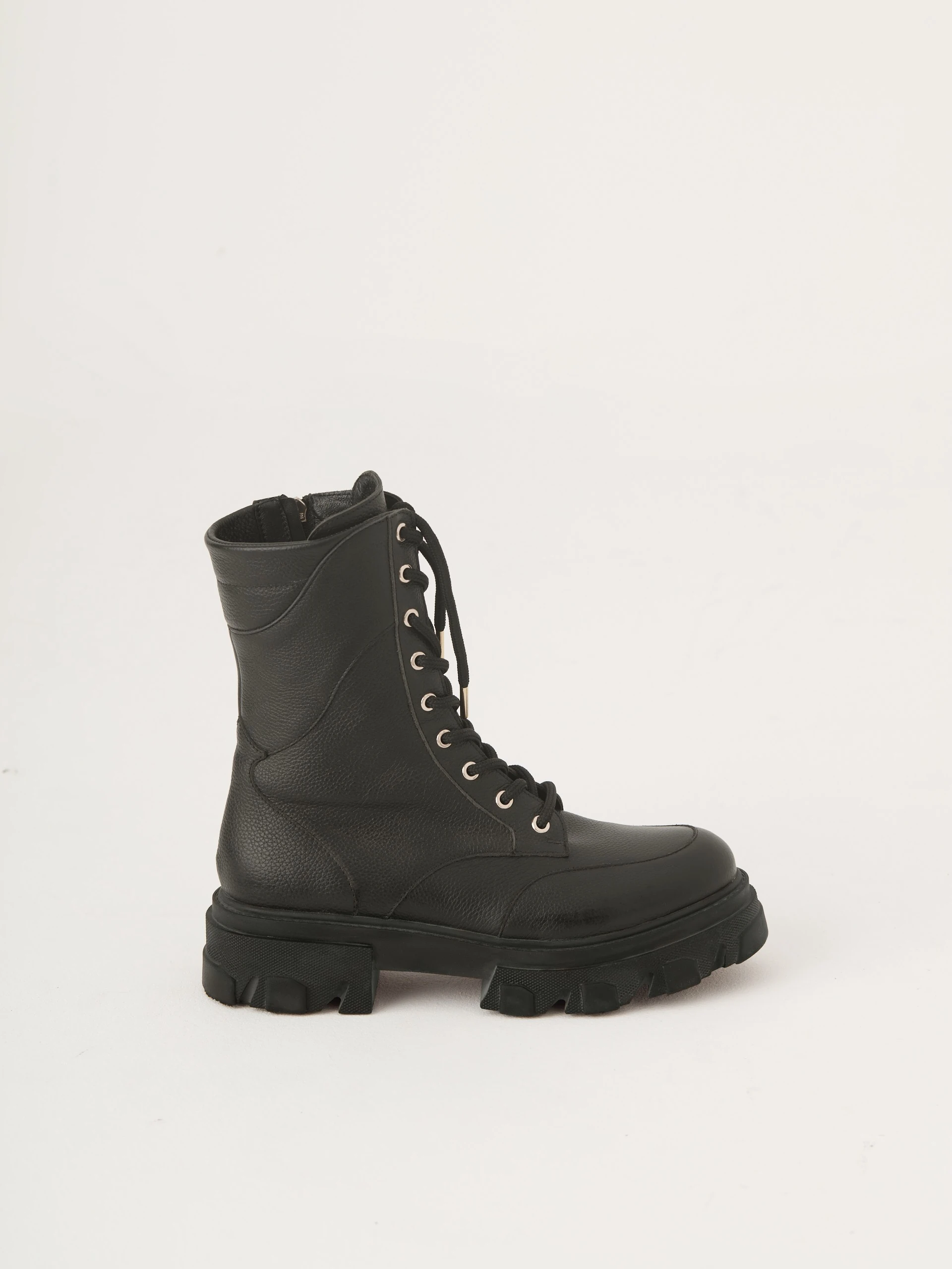 Lace-up boots in black color