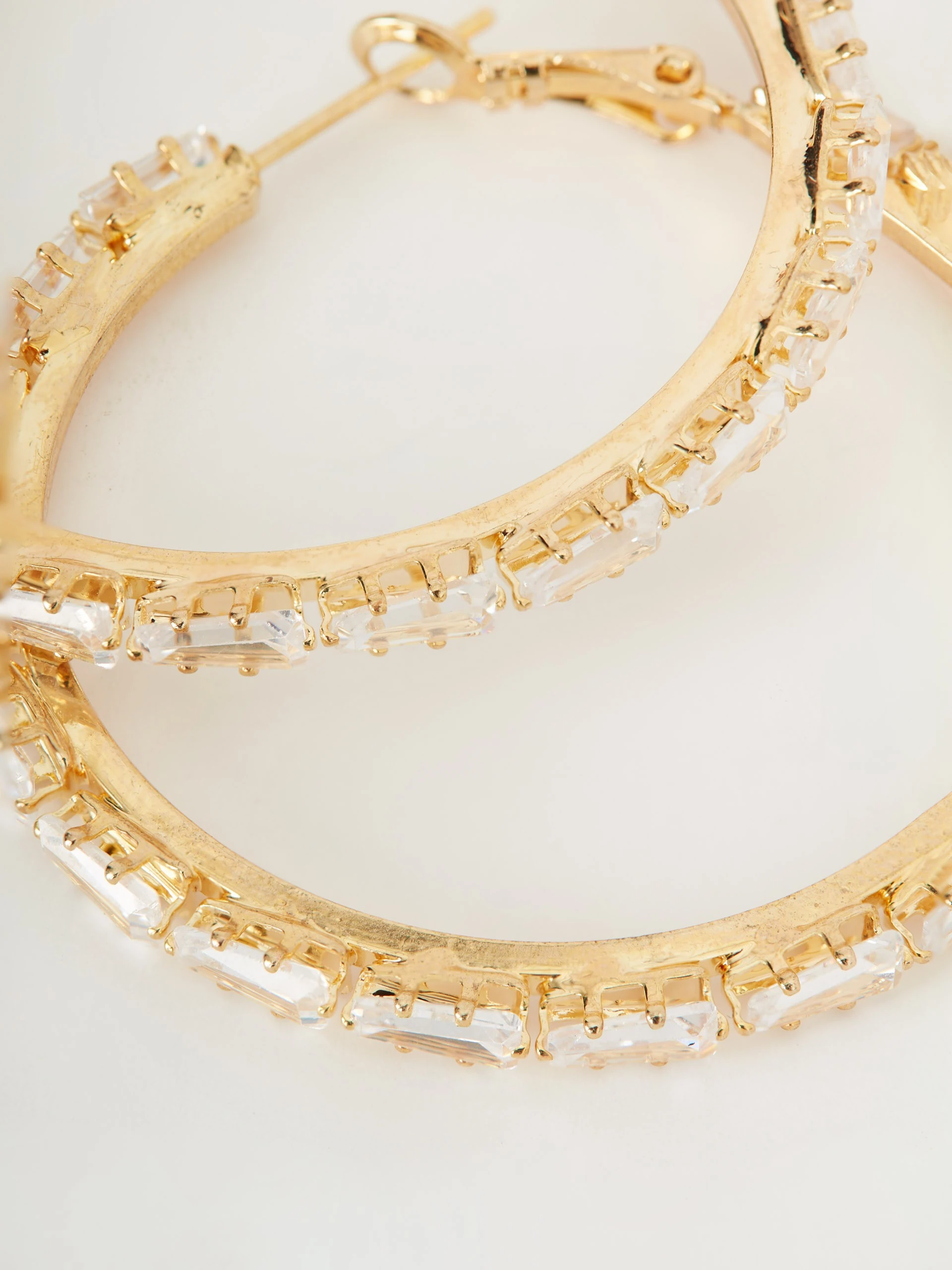 Circle earrings with zircons