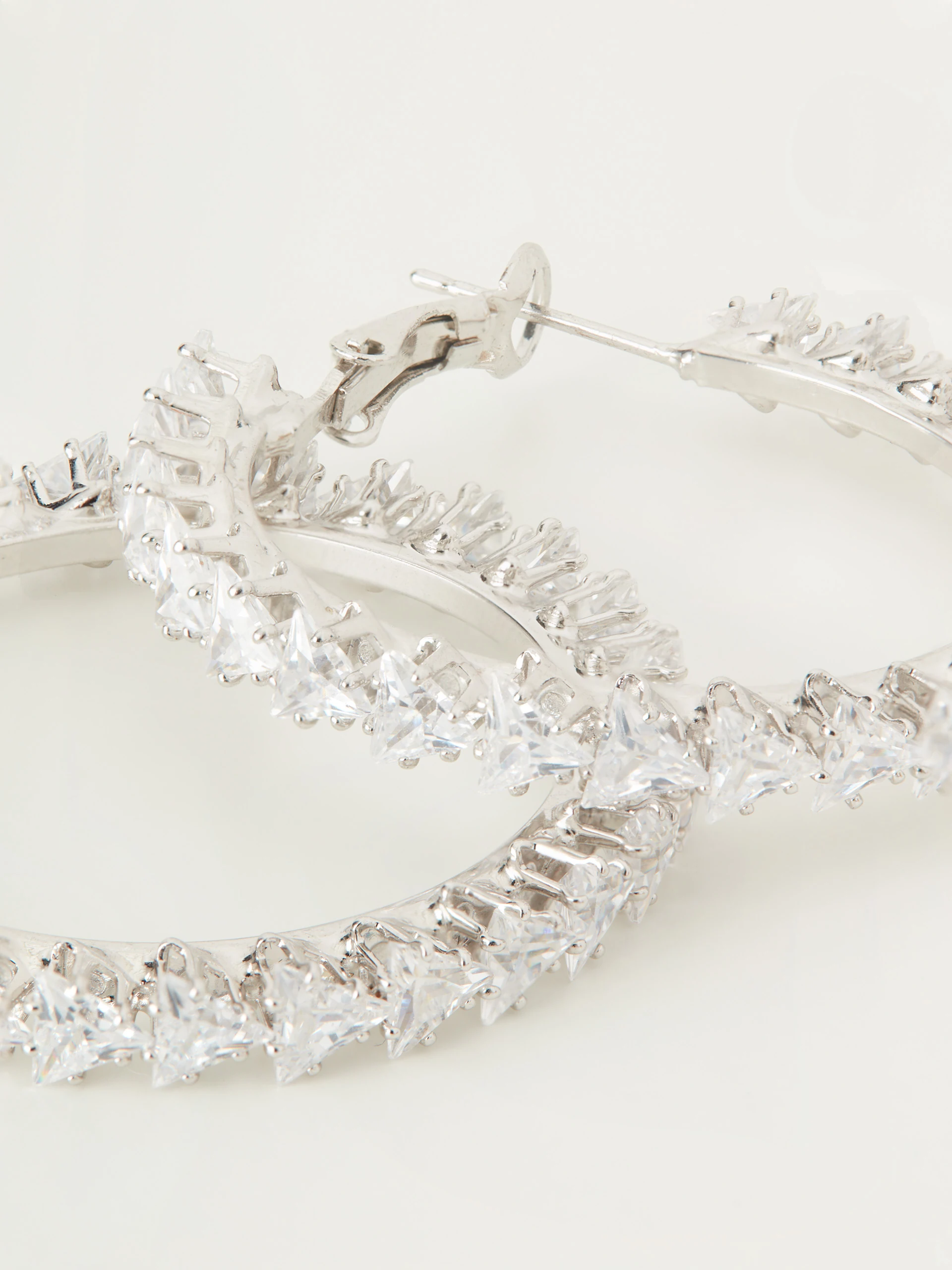 Circular earrings with zircons