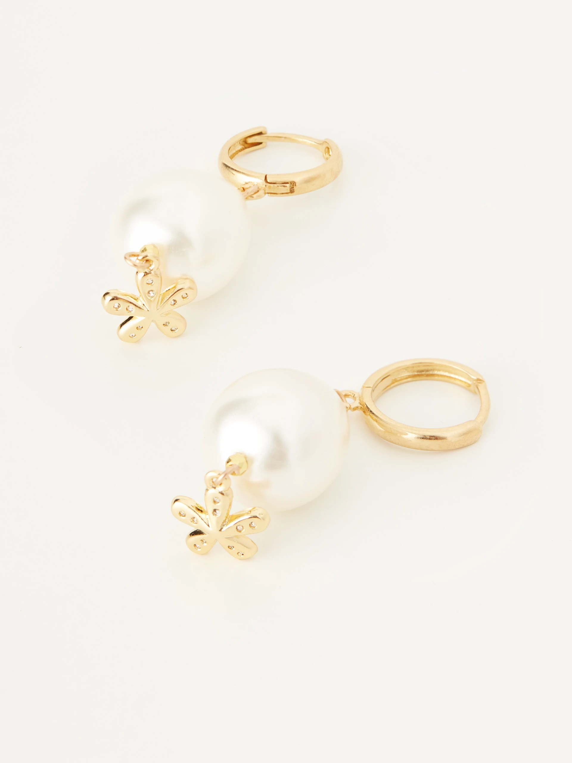 Long earrings with pearl and decorative flower