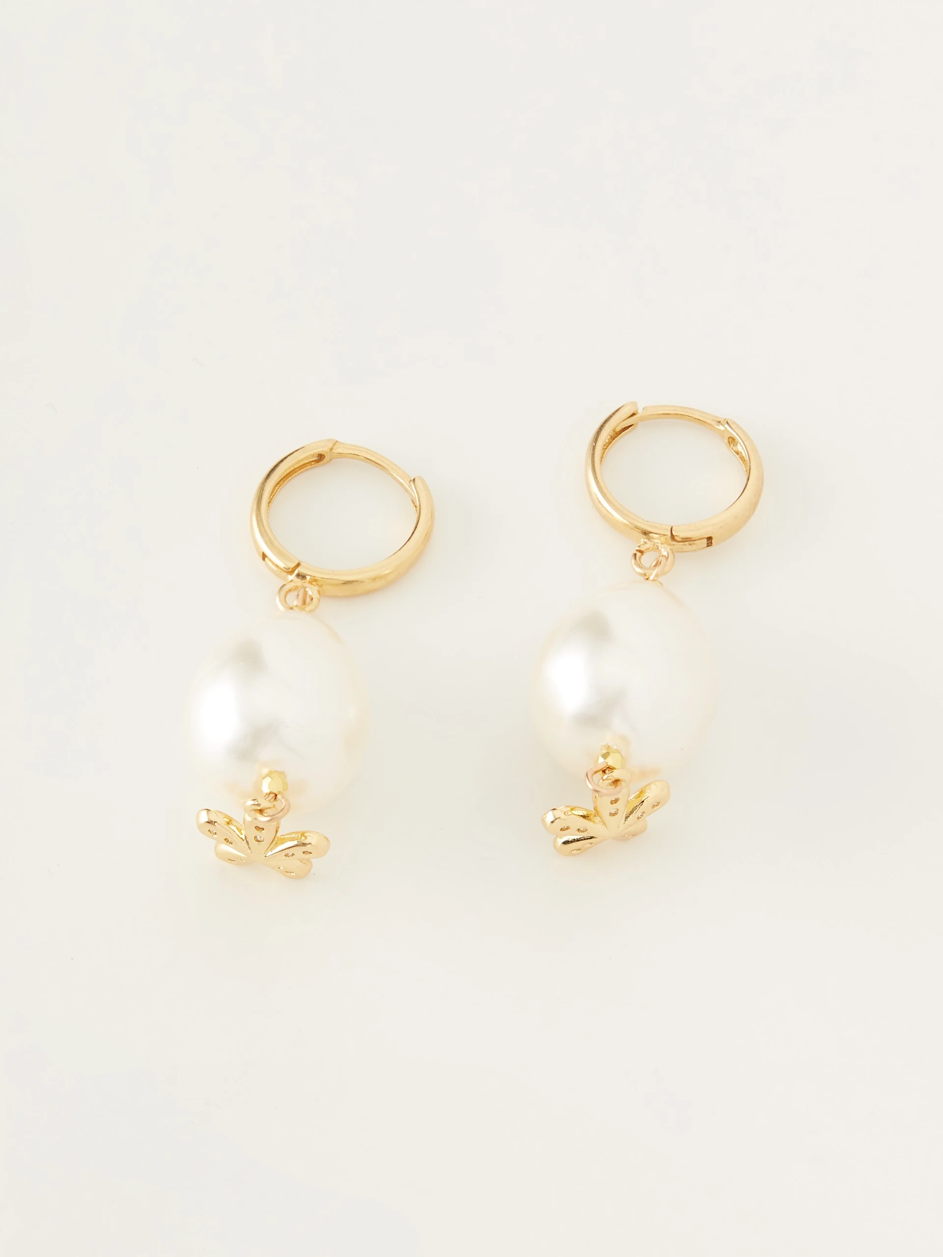 Long earrings with pearl and decorative flower