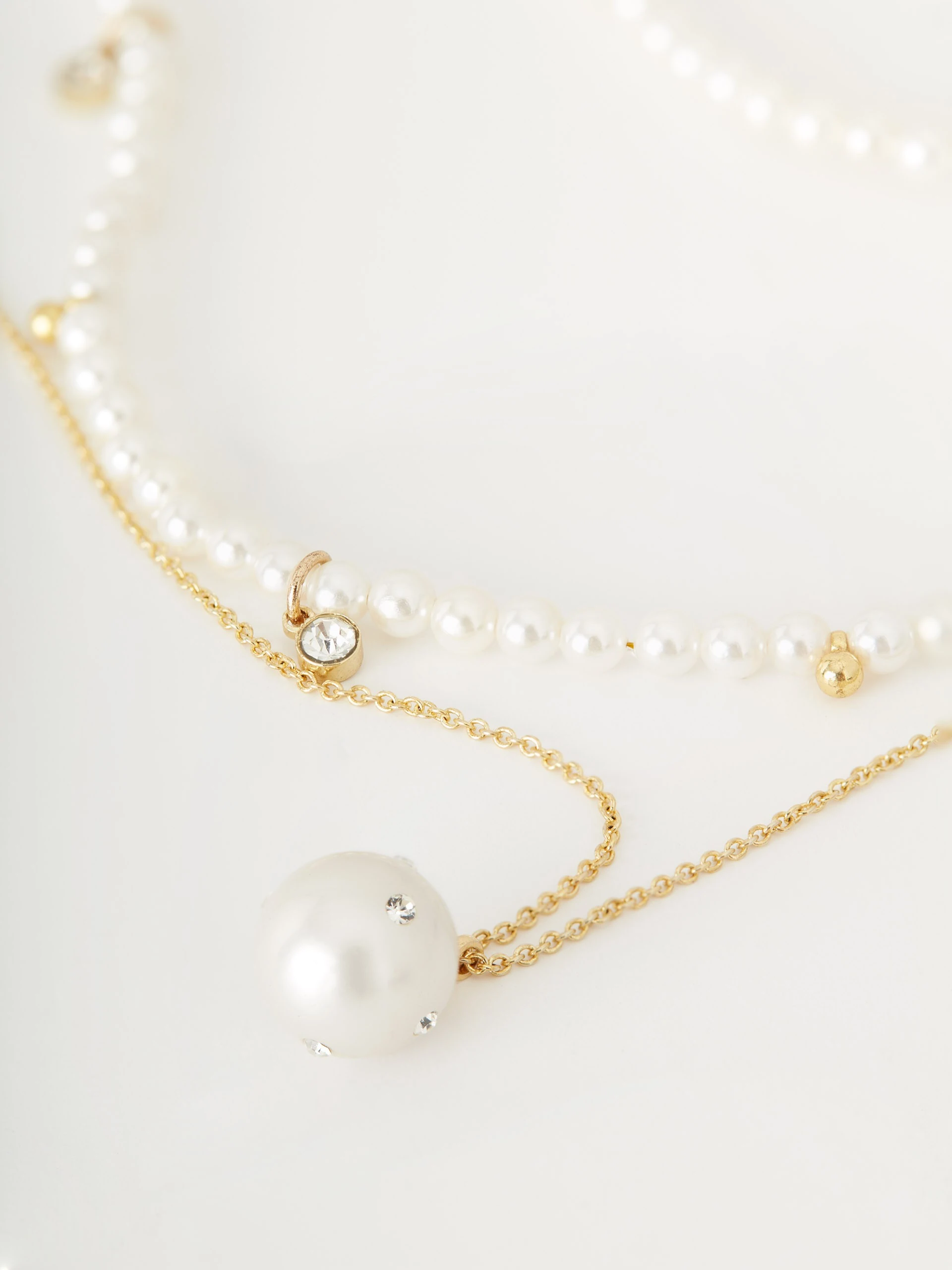 Cascading necklace wit glass pearls