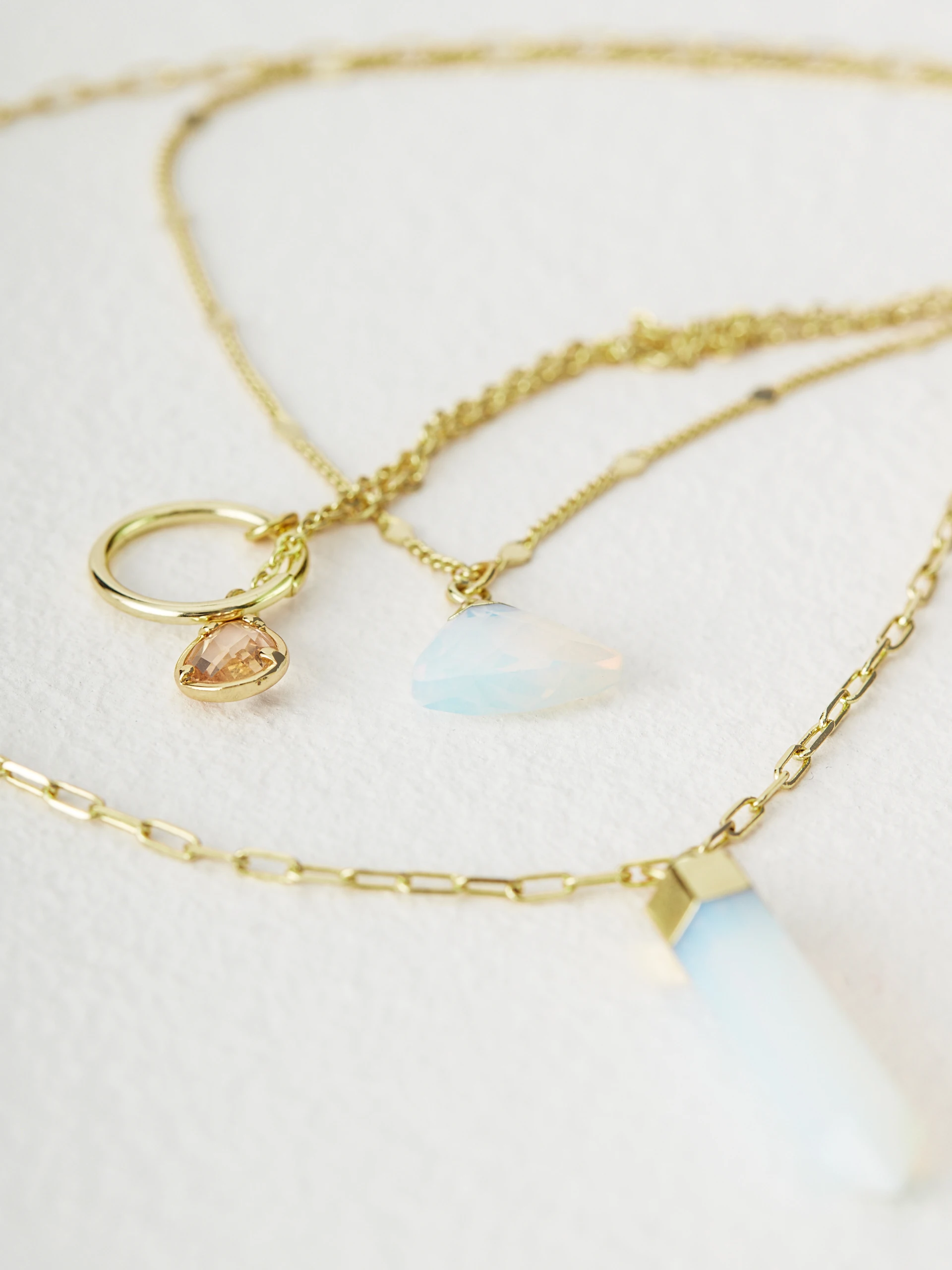 Cascading necklace with glass stones