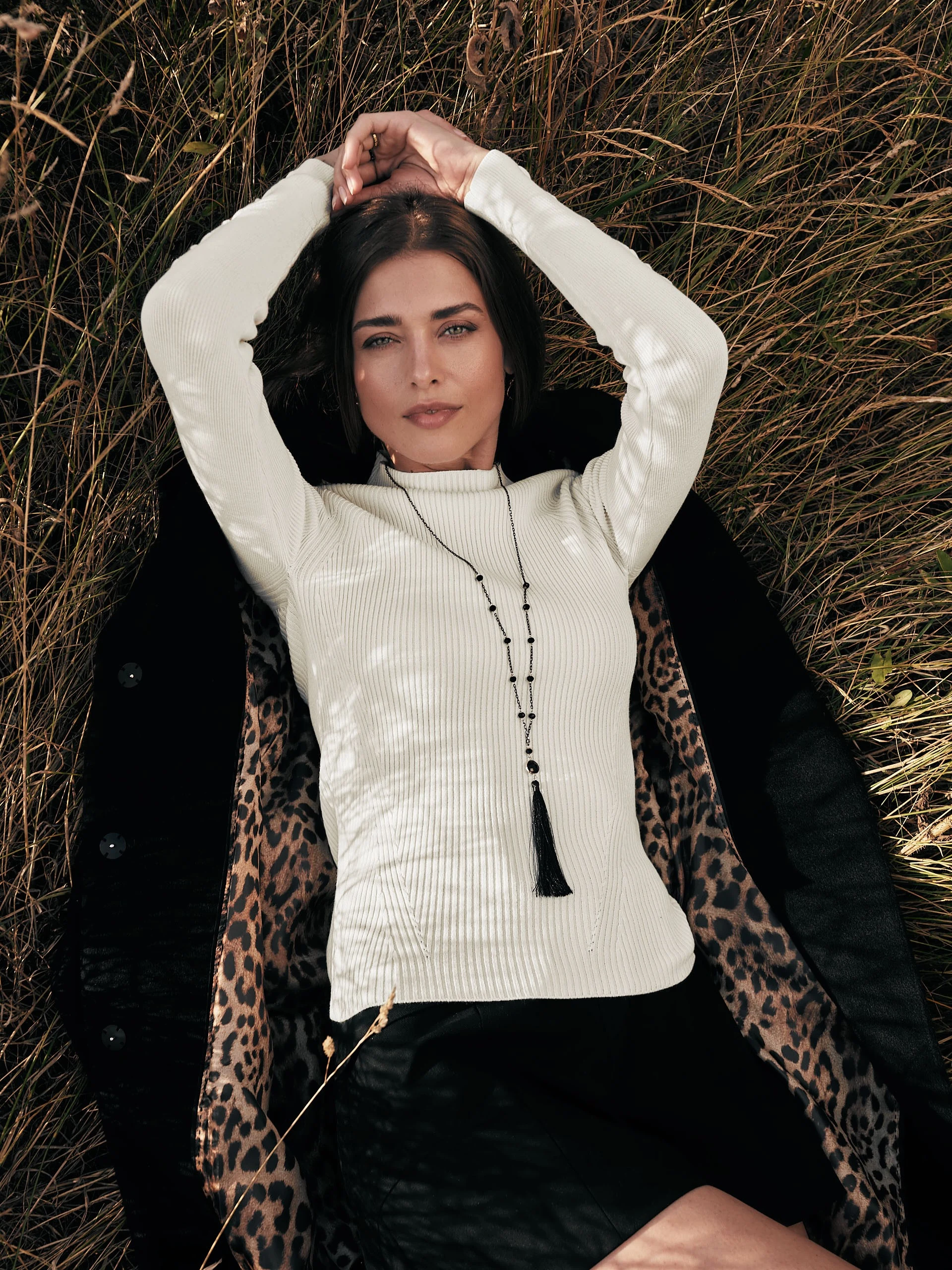 Necklace with a decorative clutch