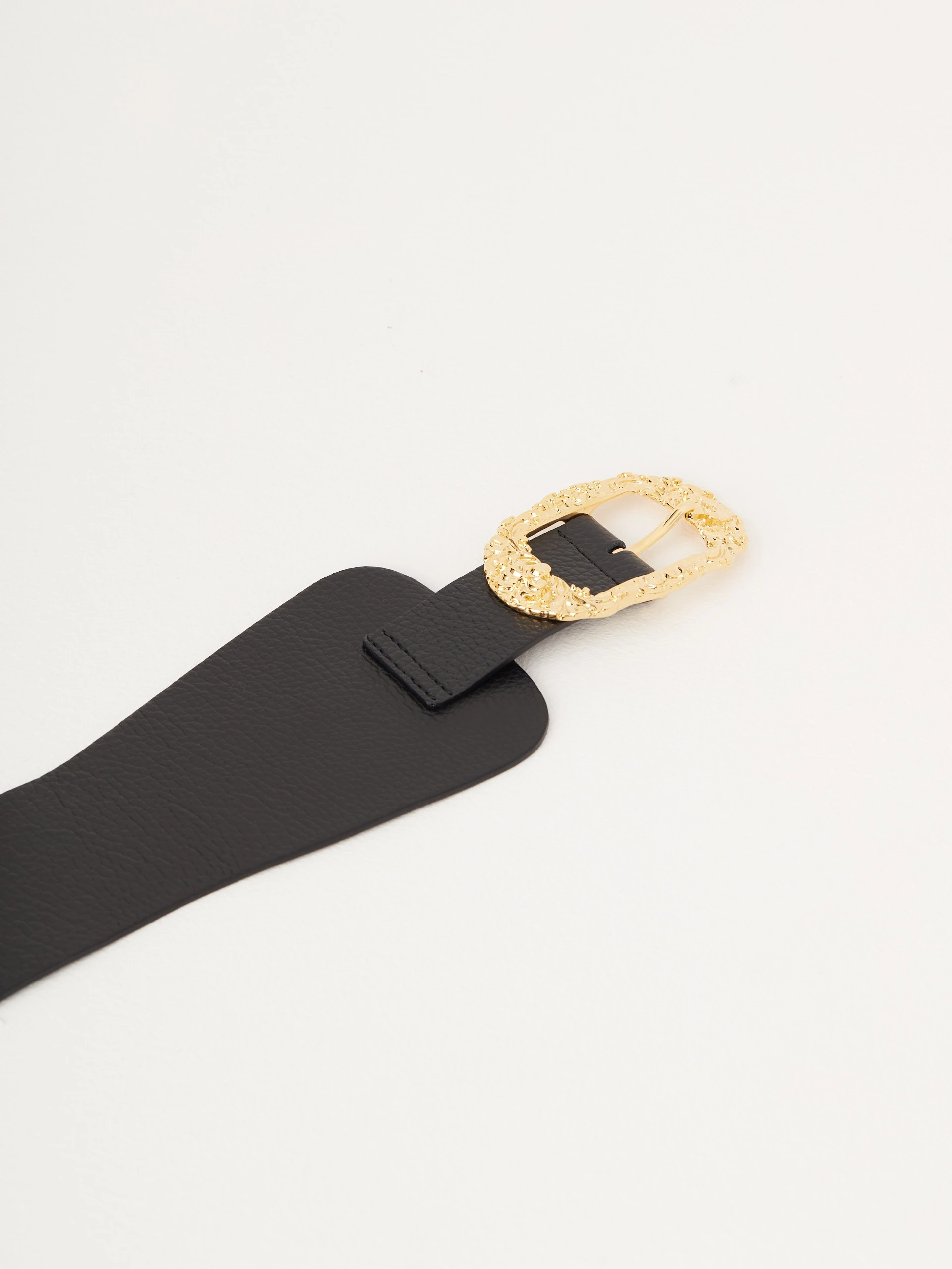 Black belt with grooved buckle
