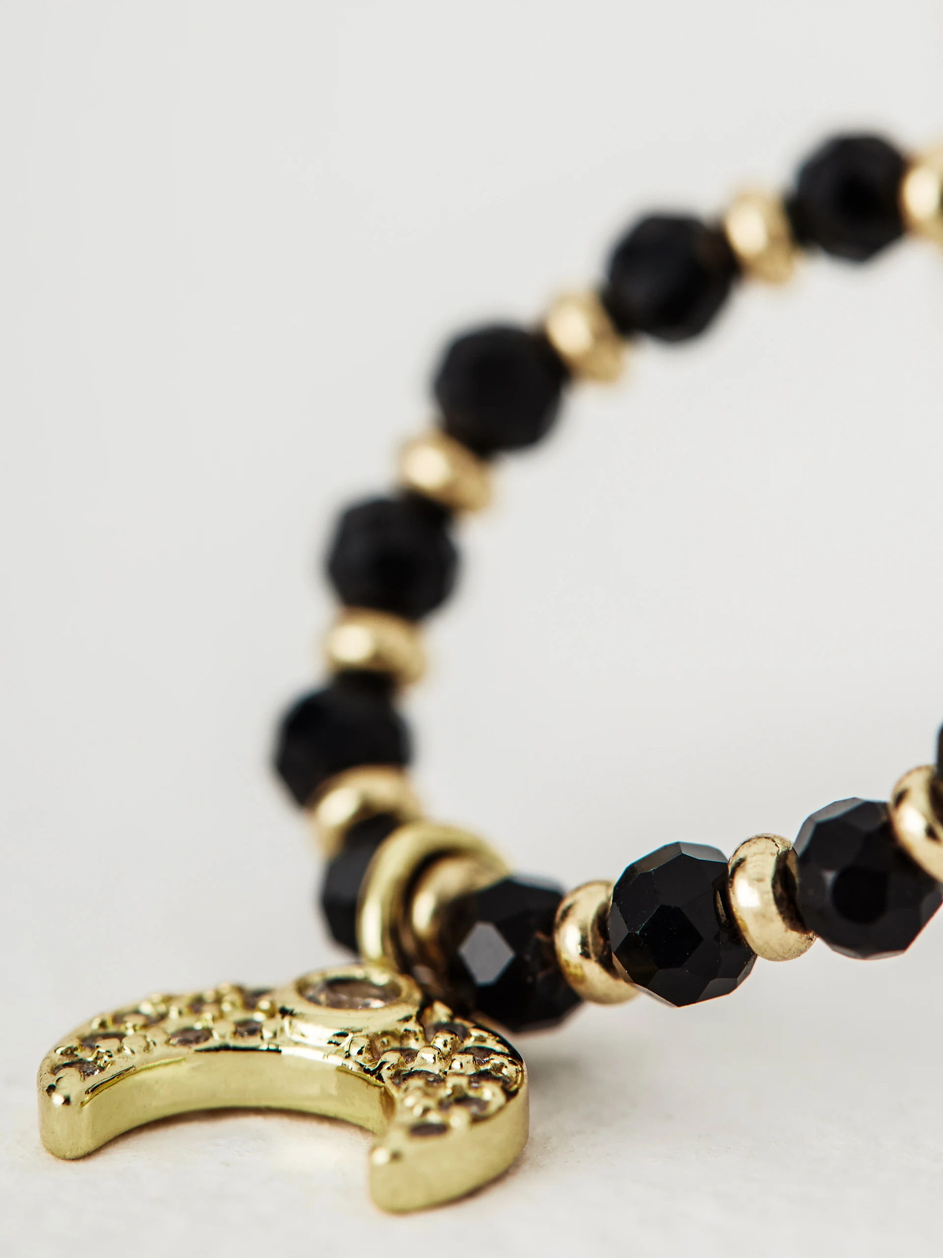 Elastic ring with natural stones