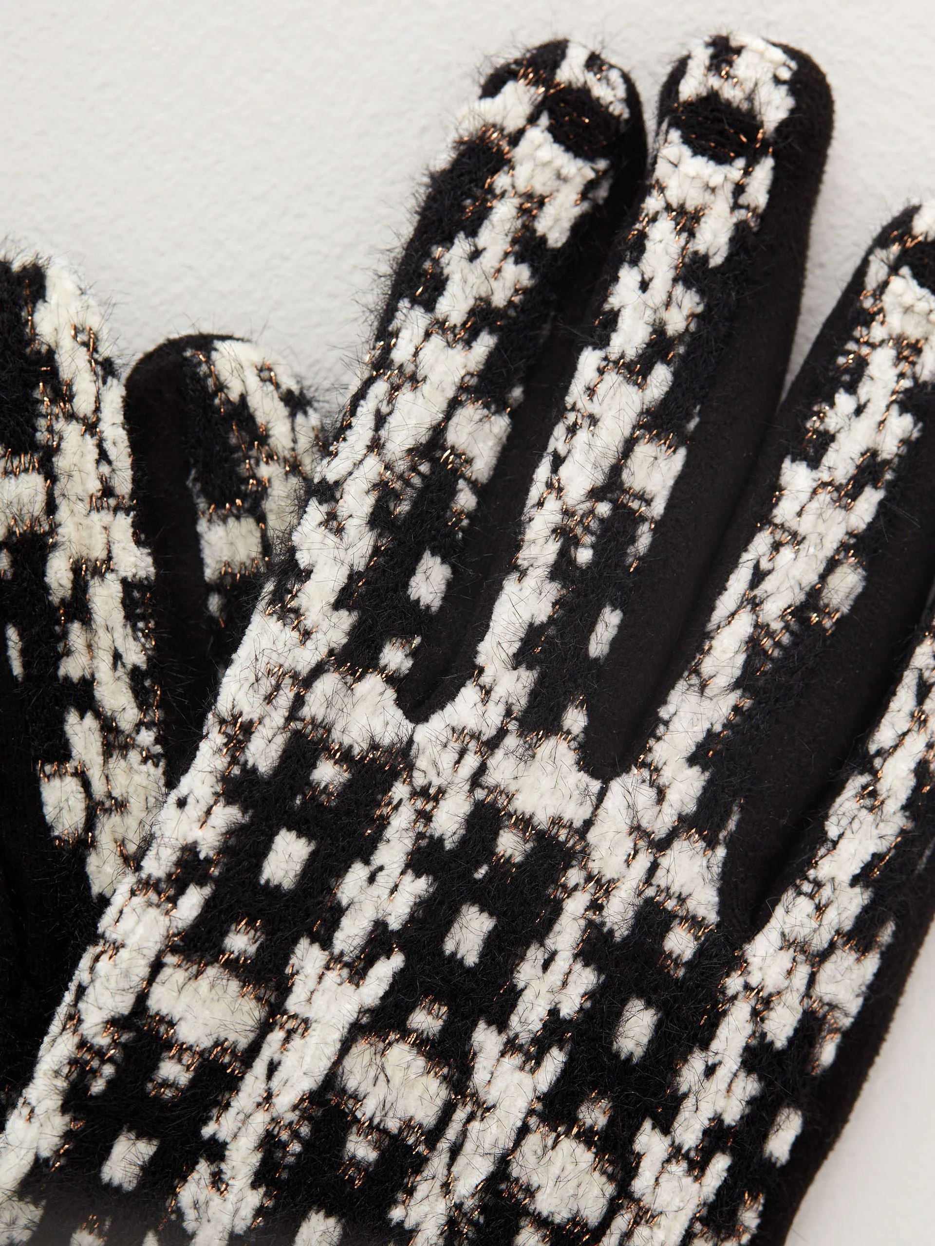 Knitted gloves in checkered pattern