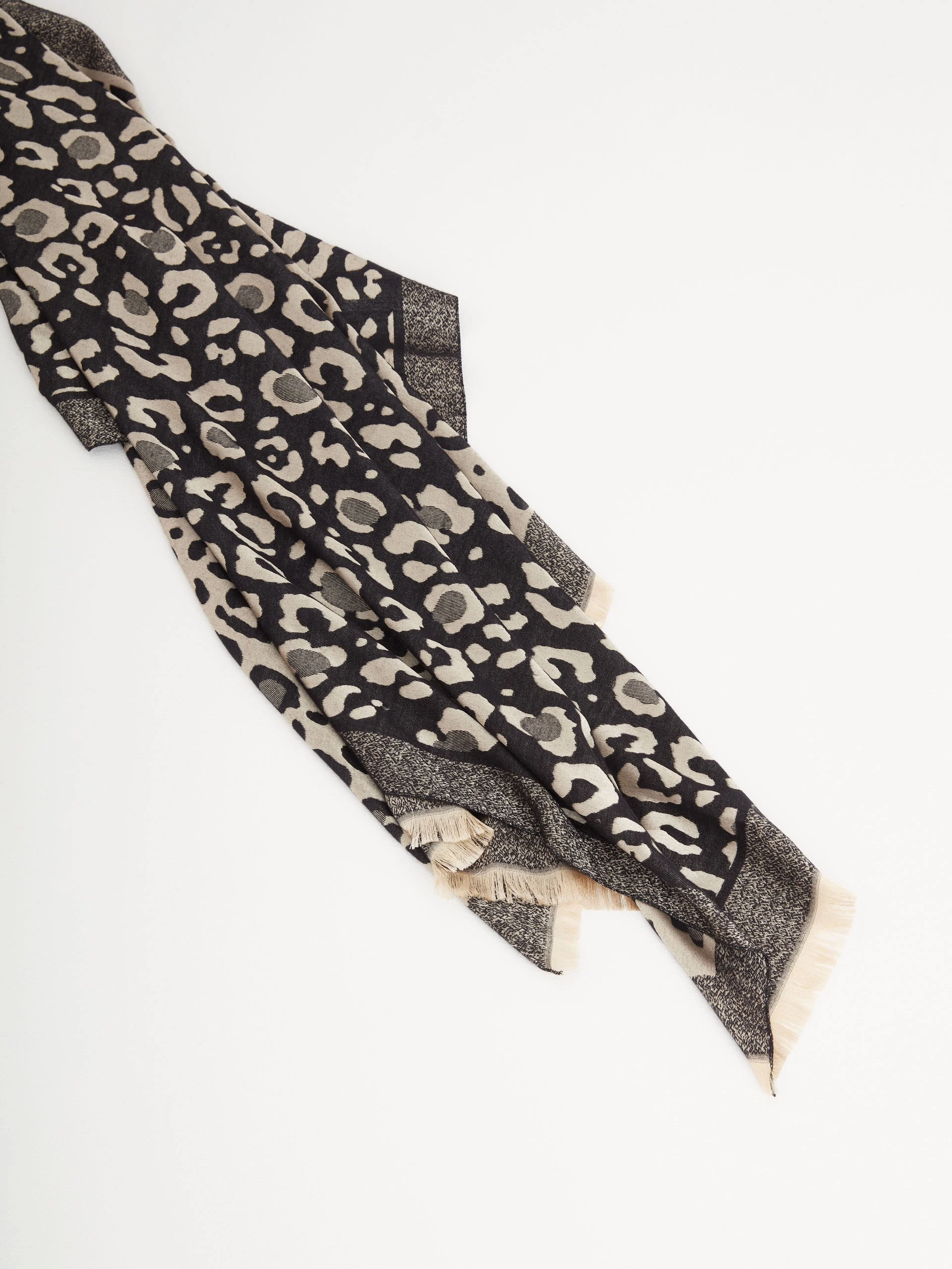 Elegant scarf with silk