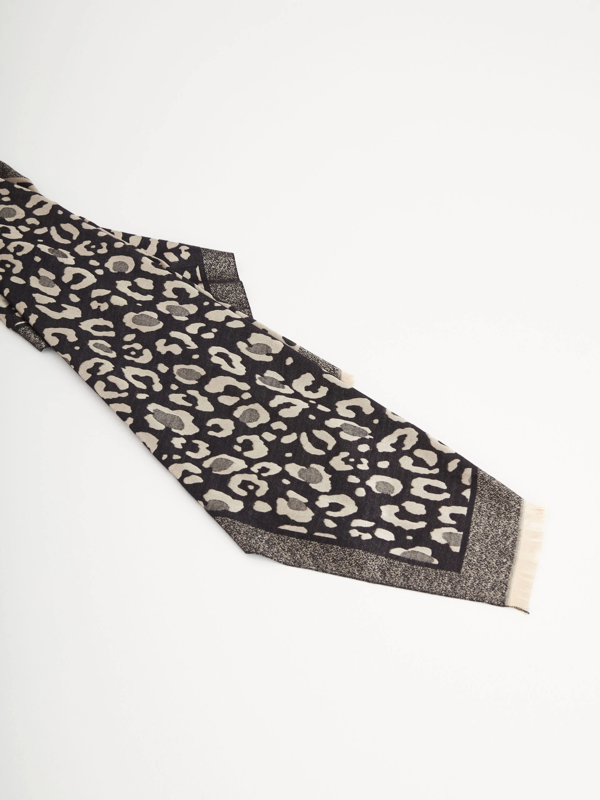 Elegant scarf with silk