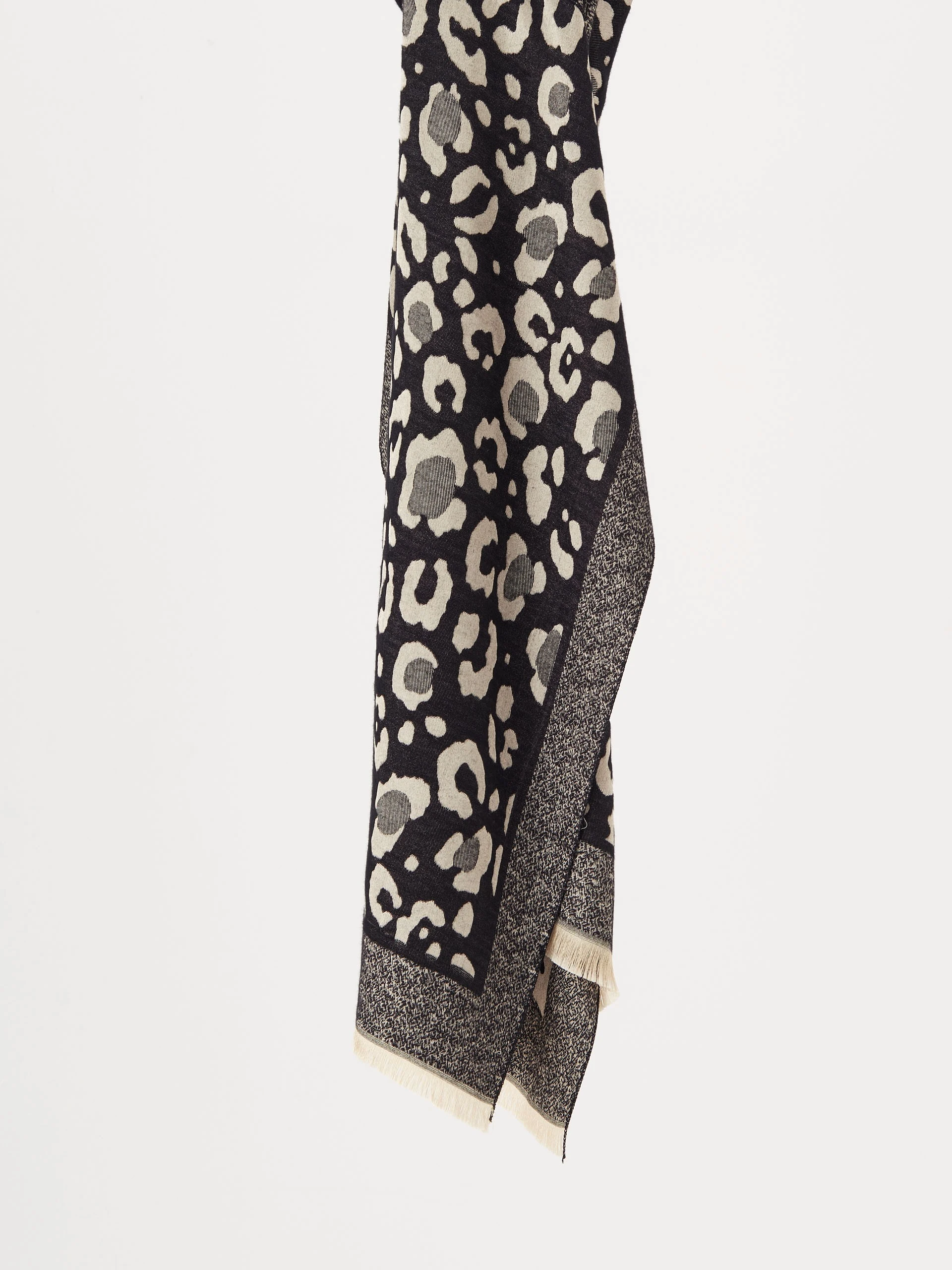 Elegant scarf with silk