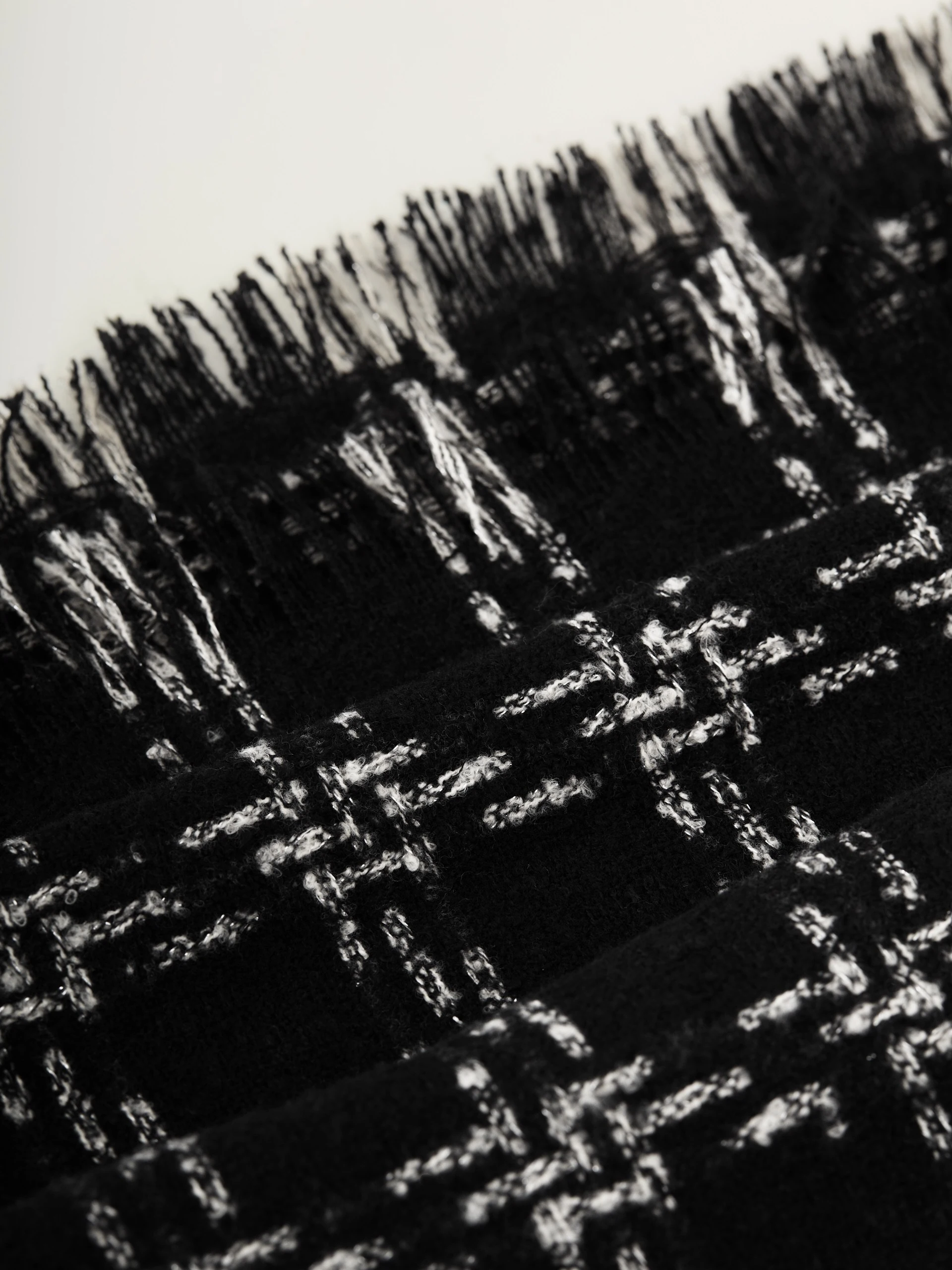Soft shawl in black shade