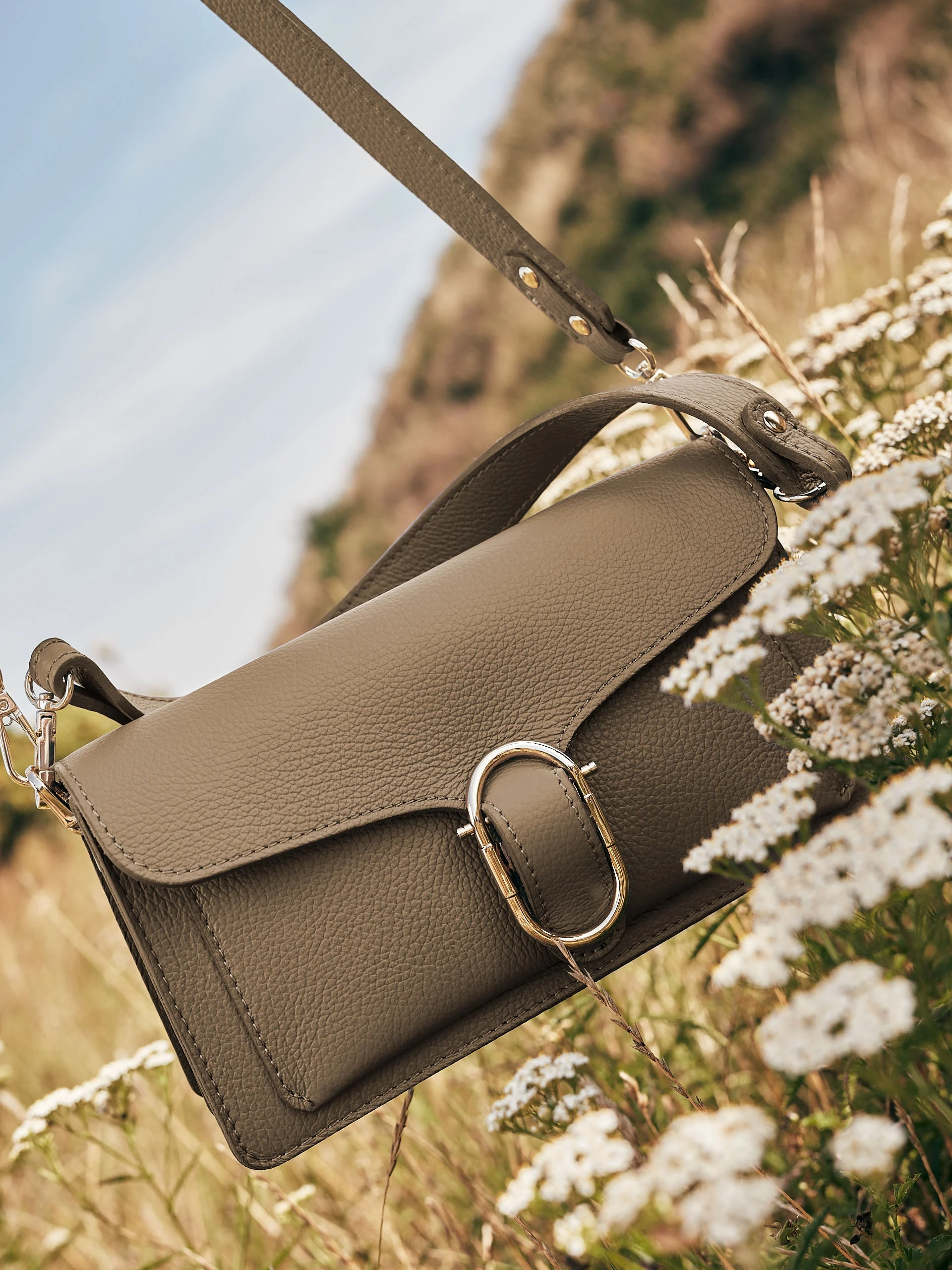 Leather handbag in taupe color