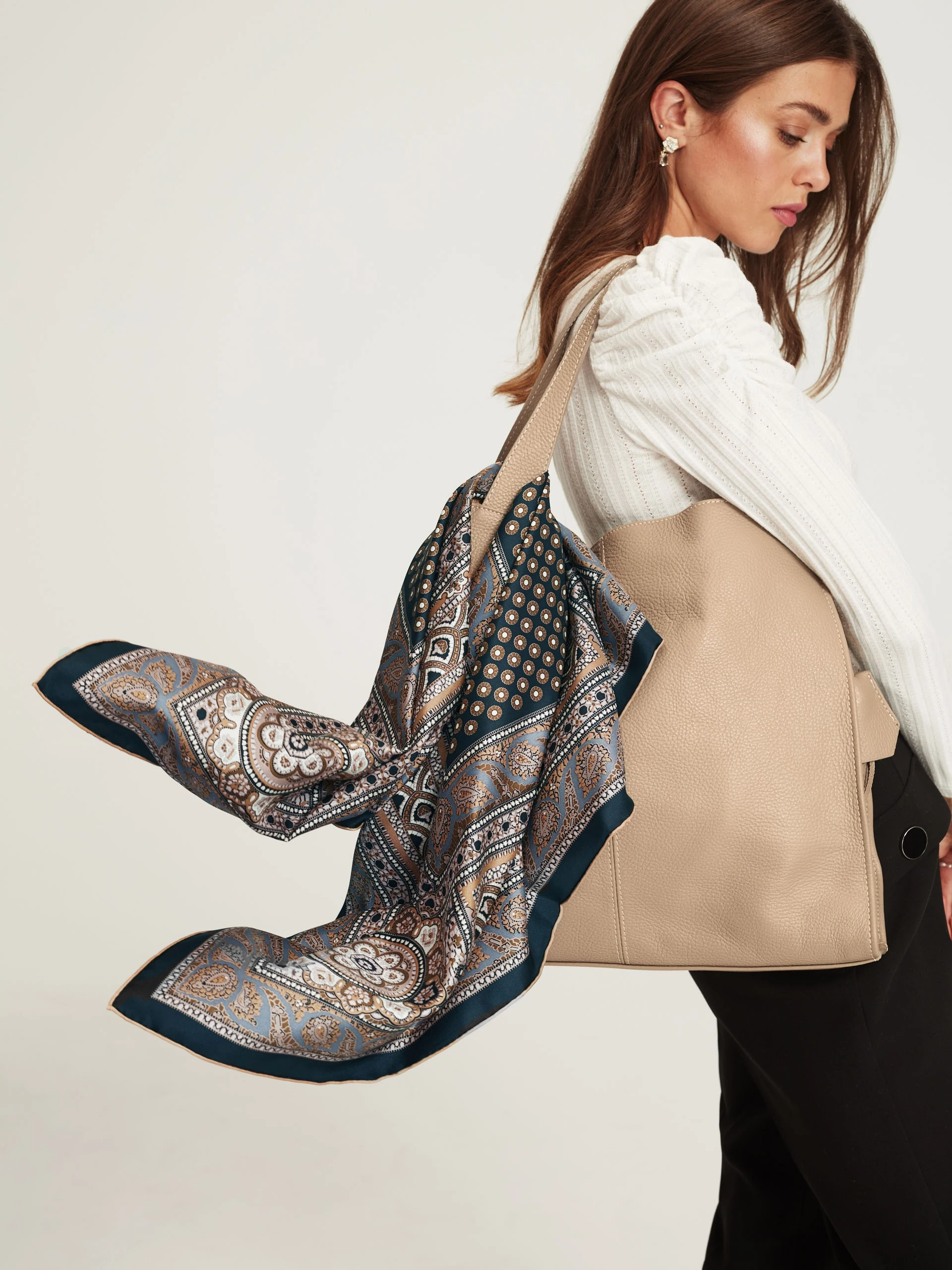 Shopper bag in taupe