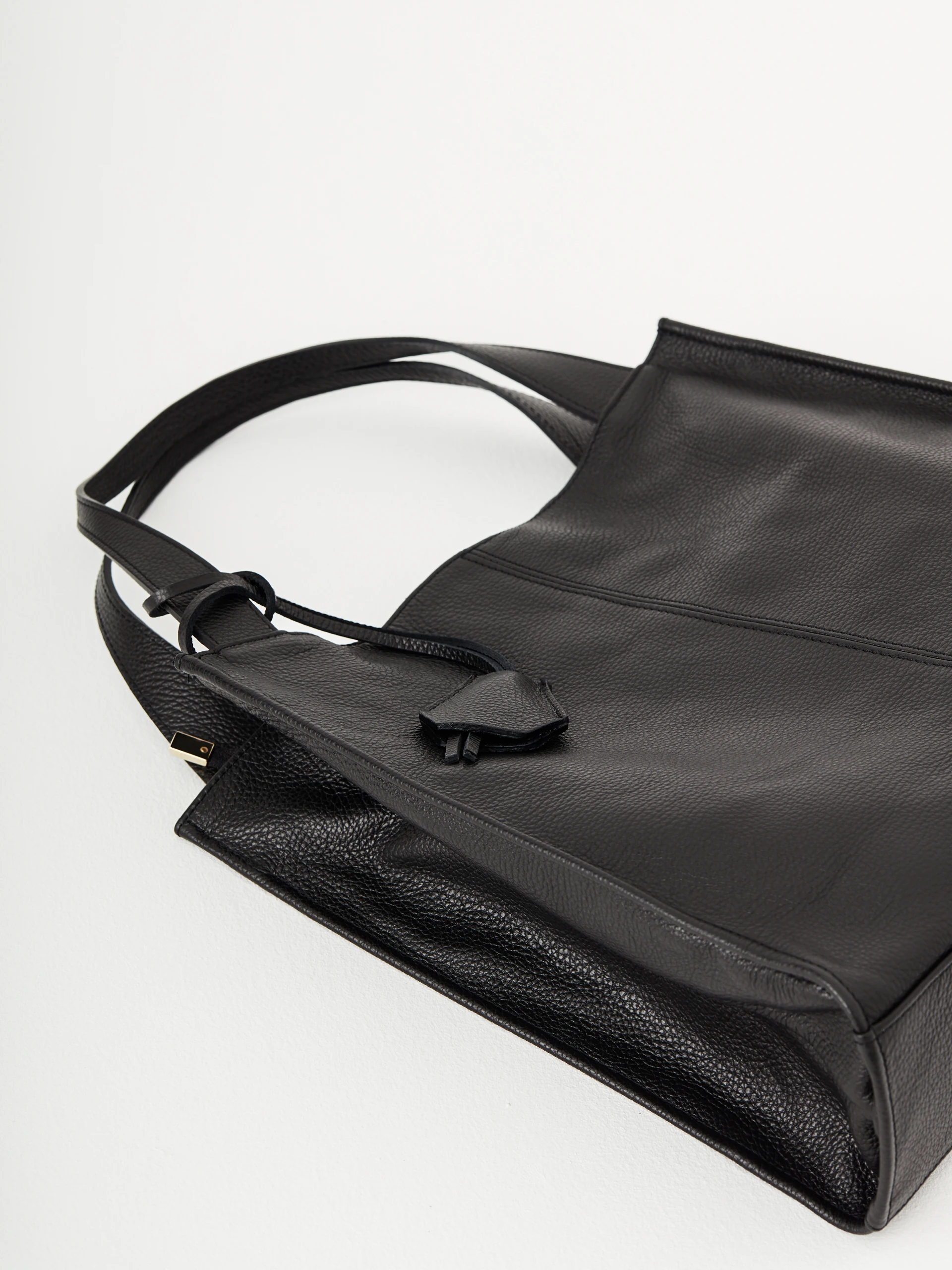 Czarna torebka typu shopper