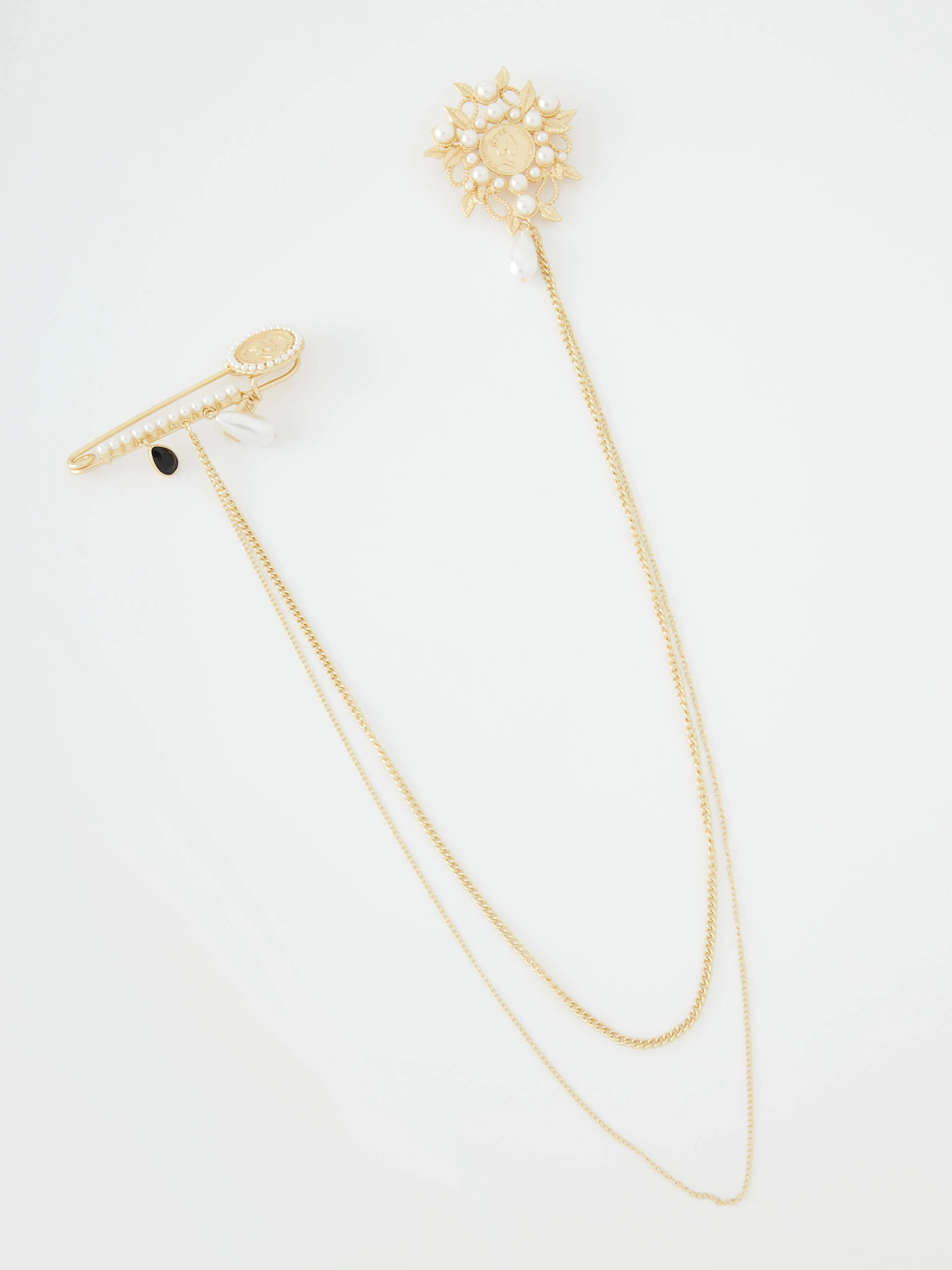 Brooch with pearls and chain