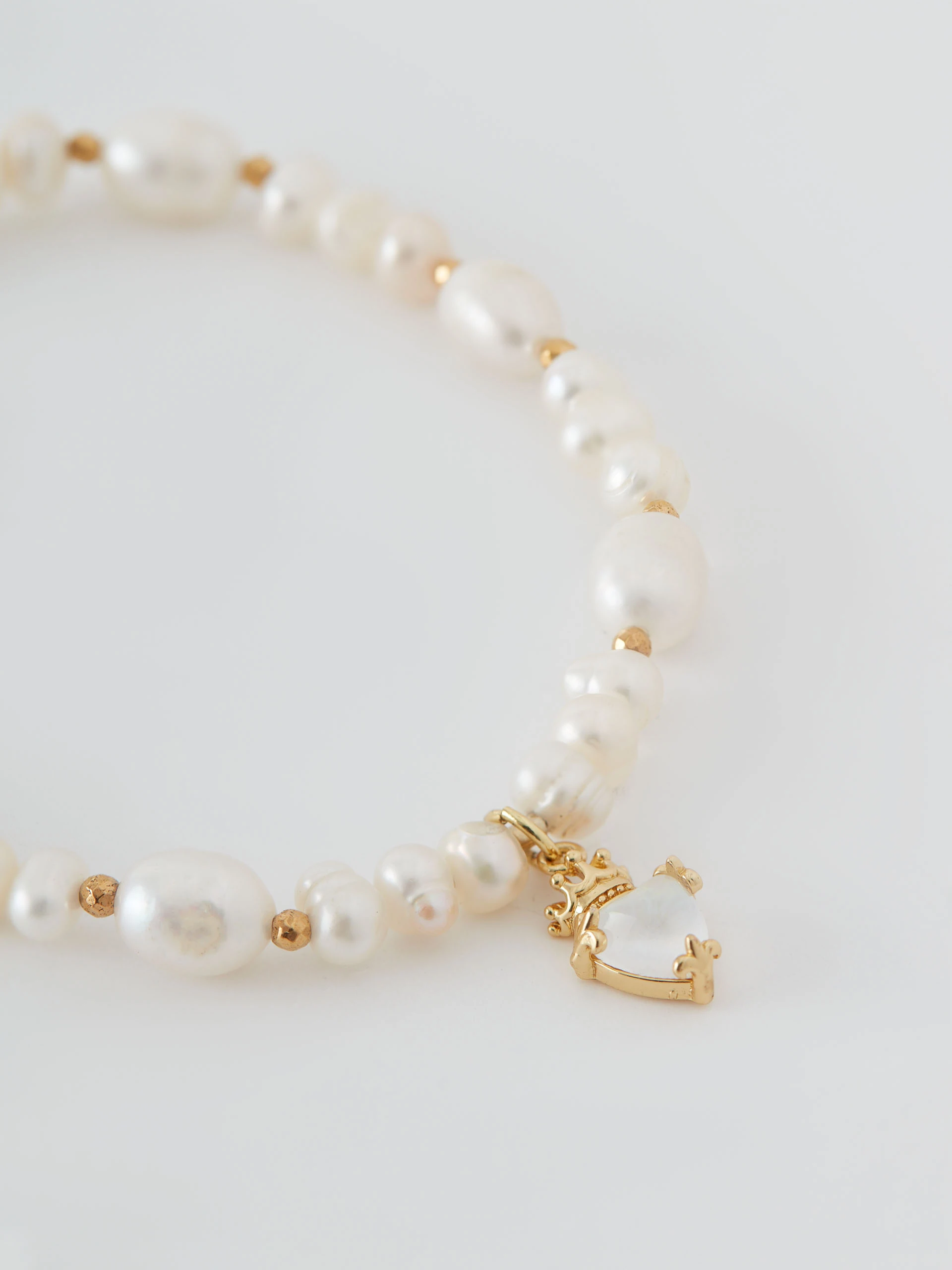 Bracelet with natural pearl