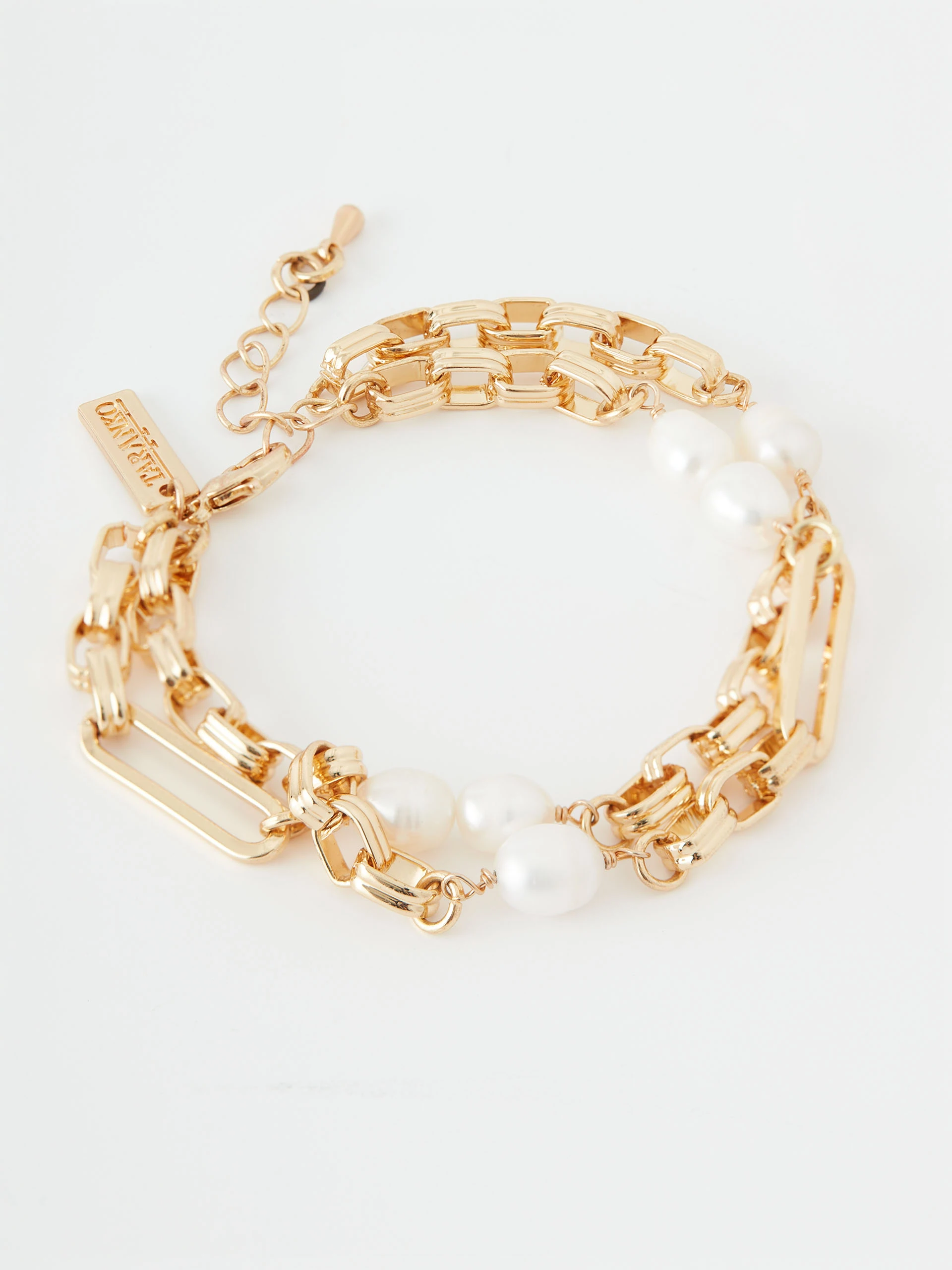 Bracelet in gold color with natural pearls