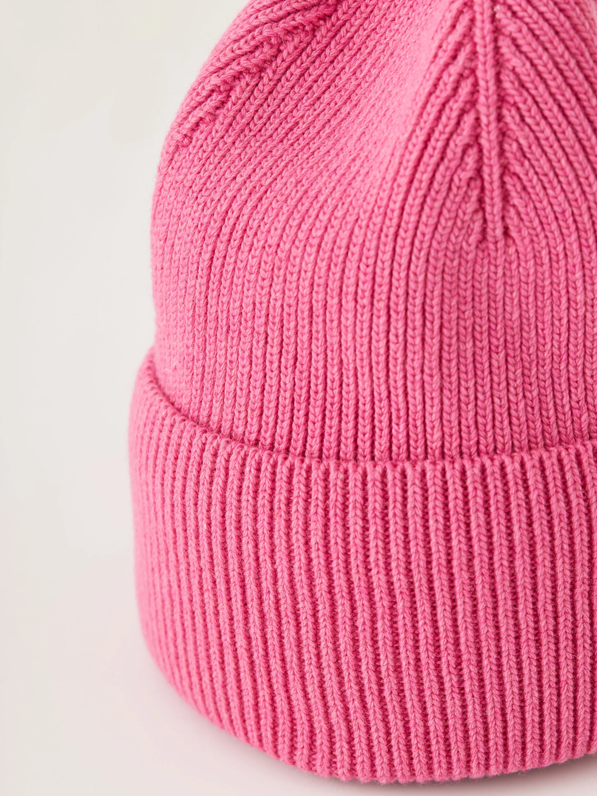 Classic ribbed knit cap in fuchsia shade
