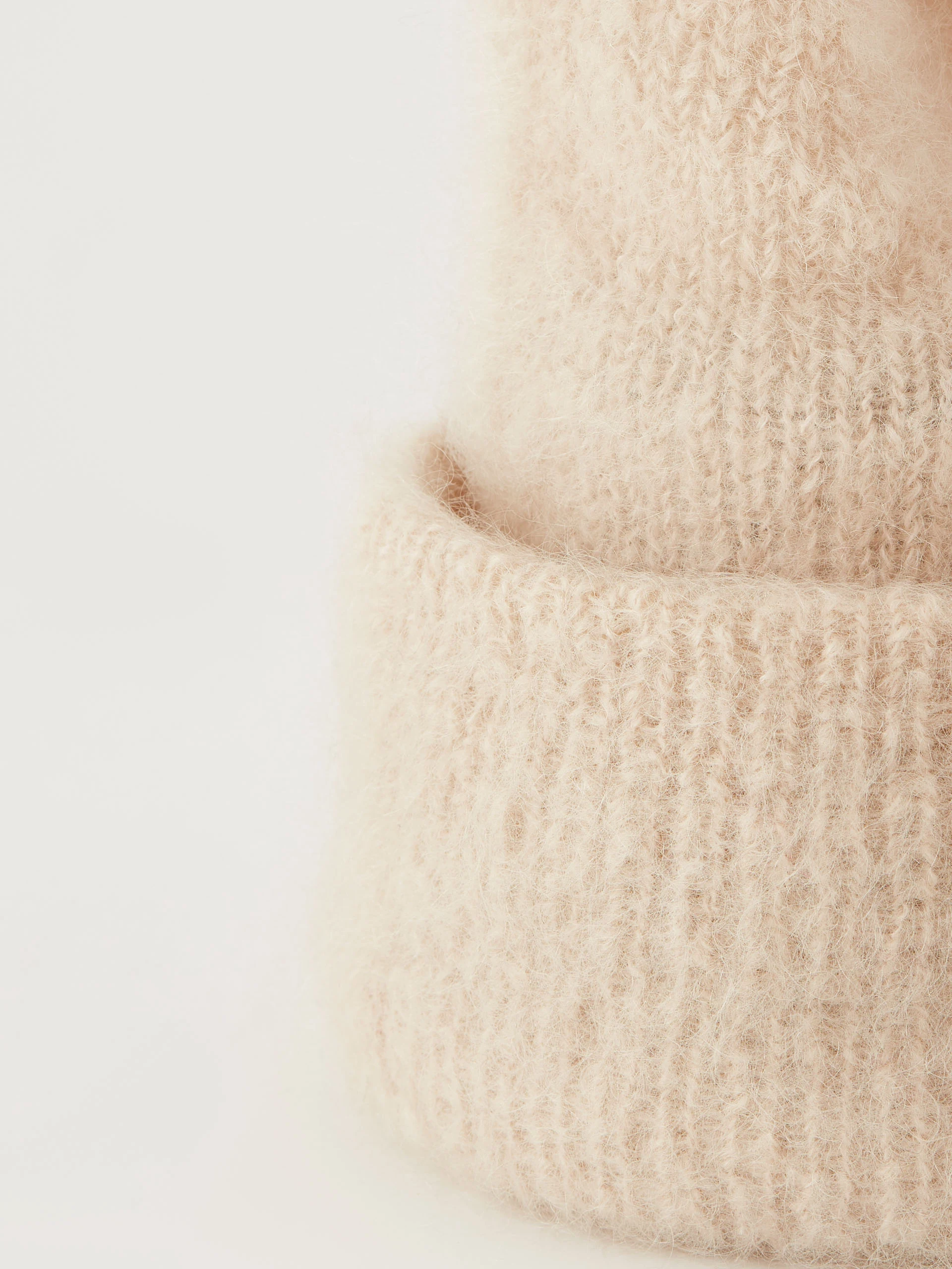 Beige beanie with high drawstring, mohair base