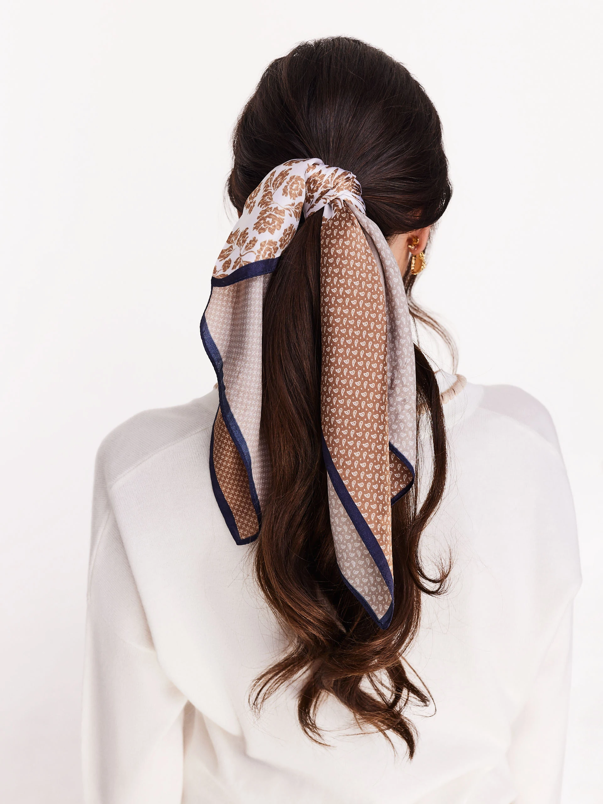 Elegant silk gavroche in shades of brown