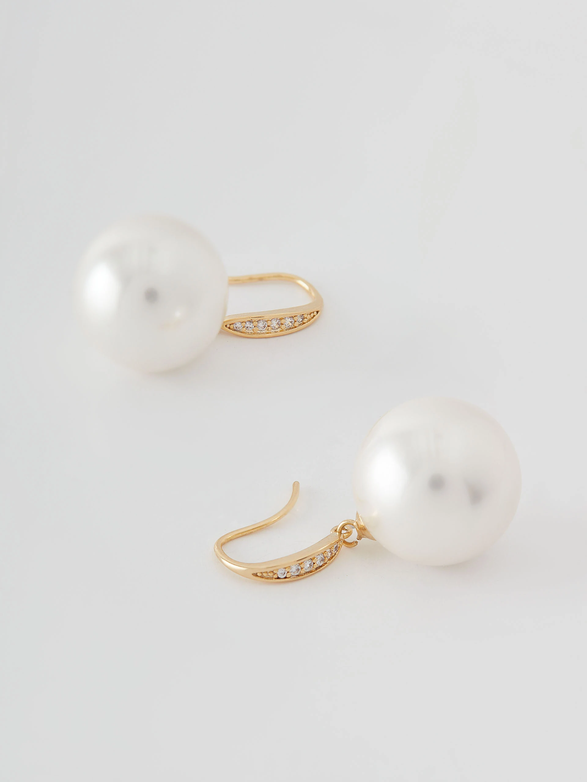 Earrings with pearls
