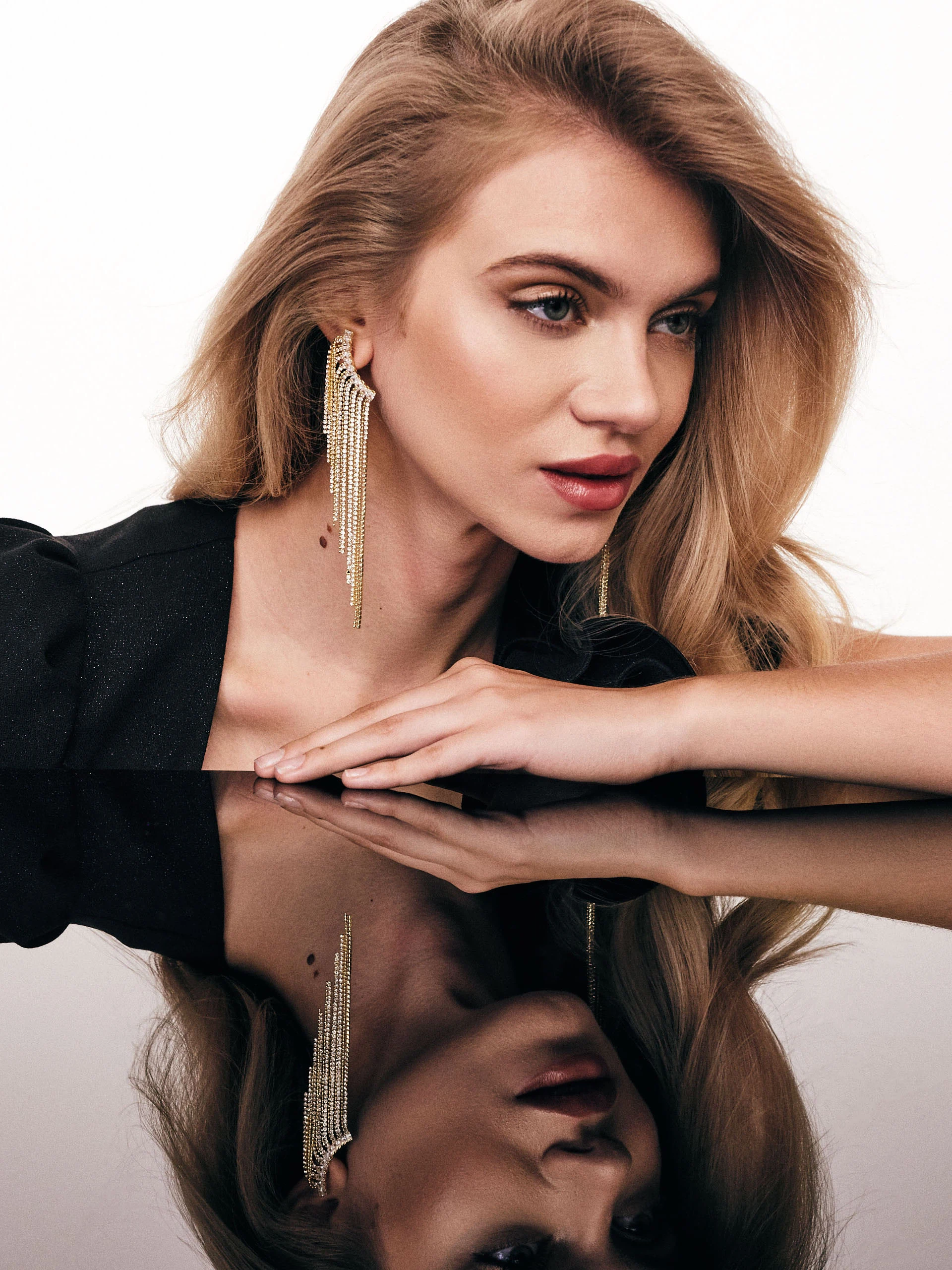 Elegant earrings in gold color