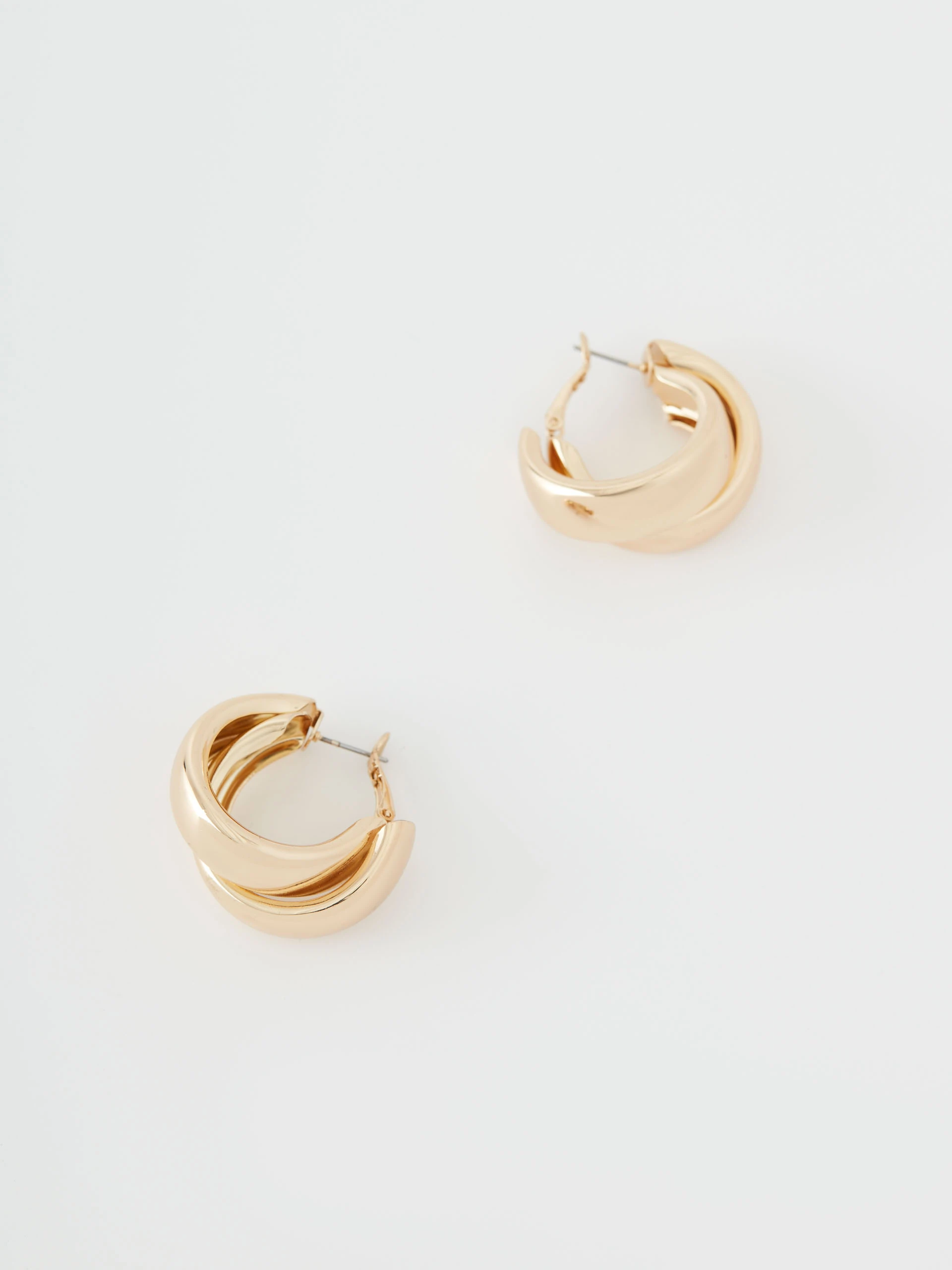 Structured earrings rings in gold color
