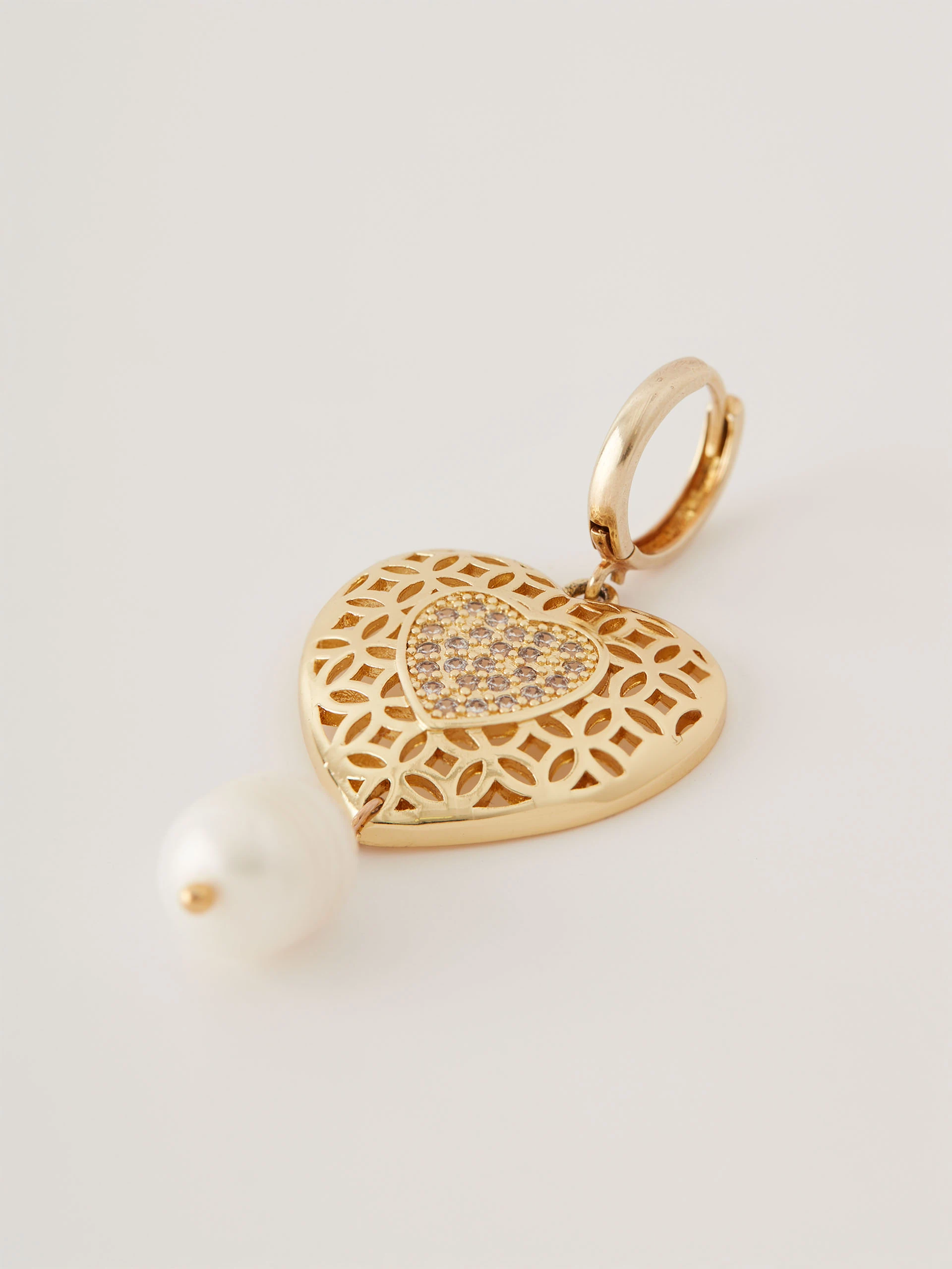 Heart-shaped earrings with natural pearls