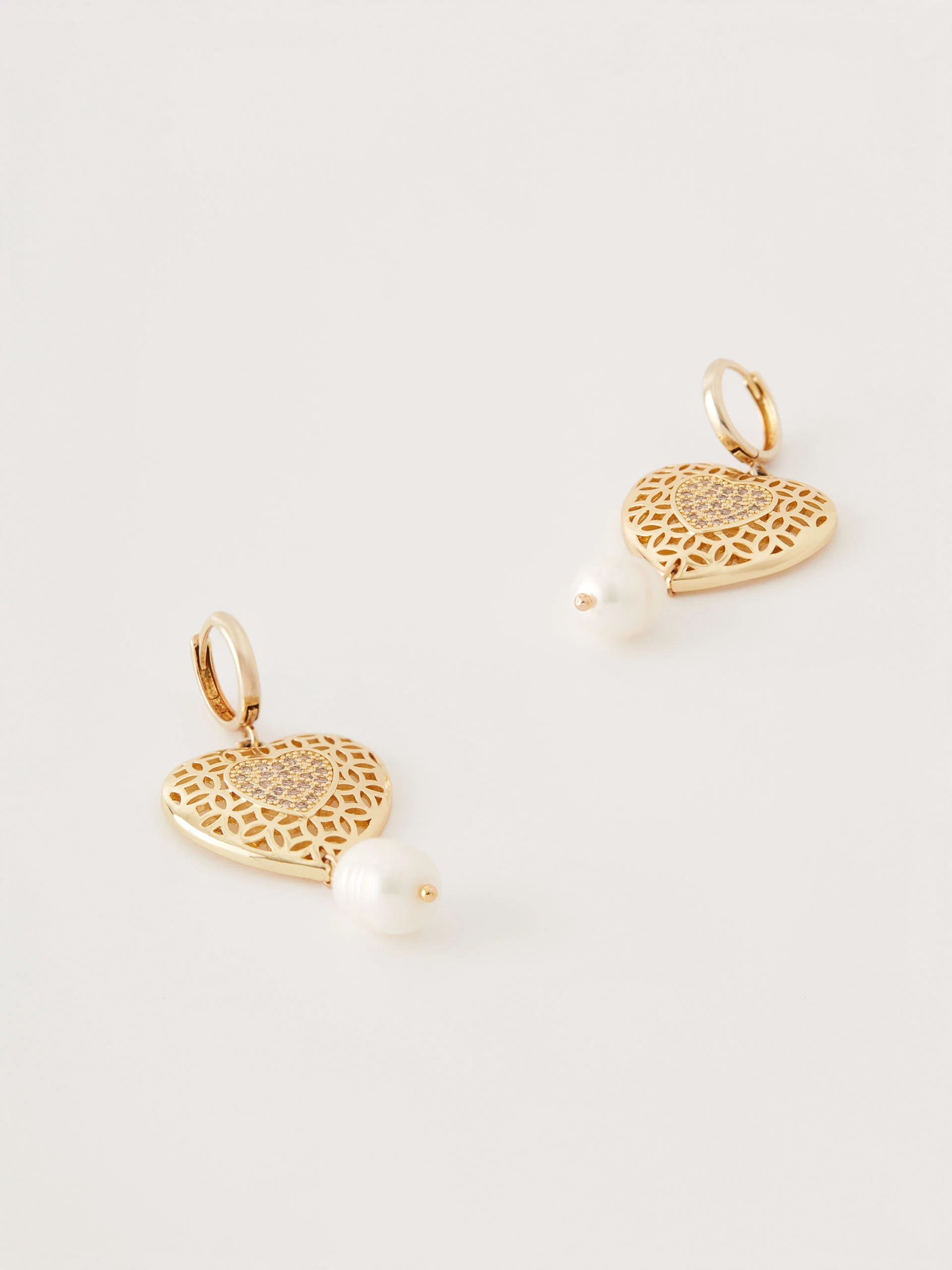 Heart-shaped earrings with natural pearls