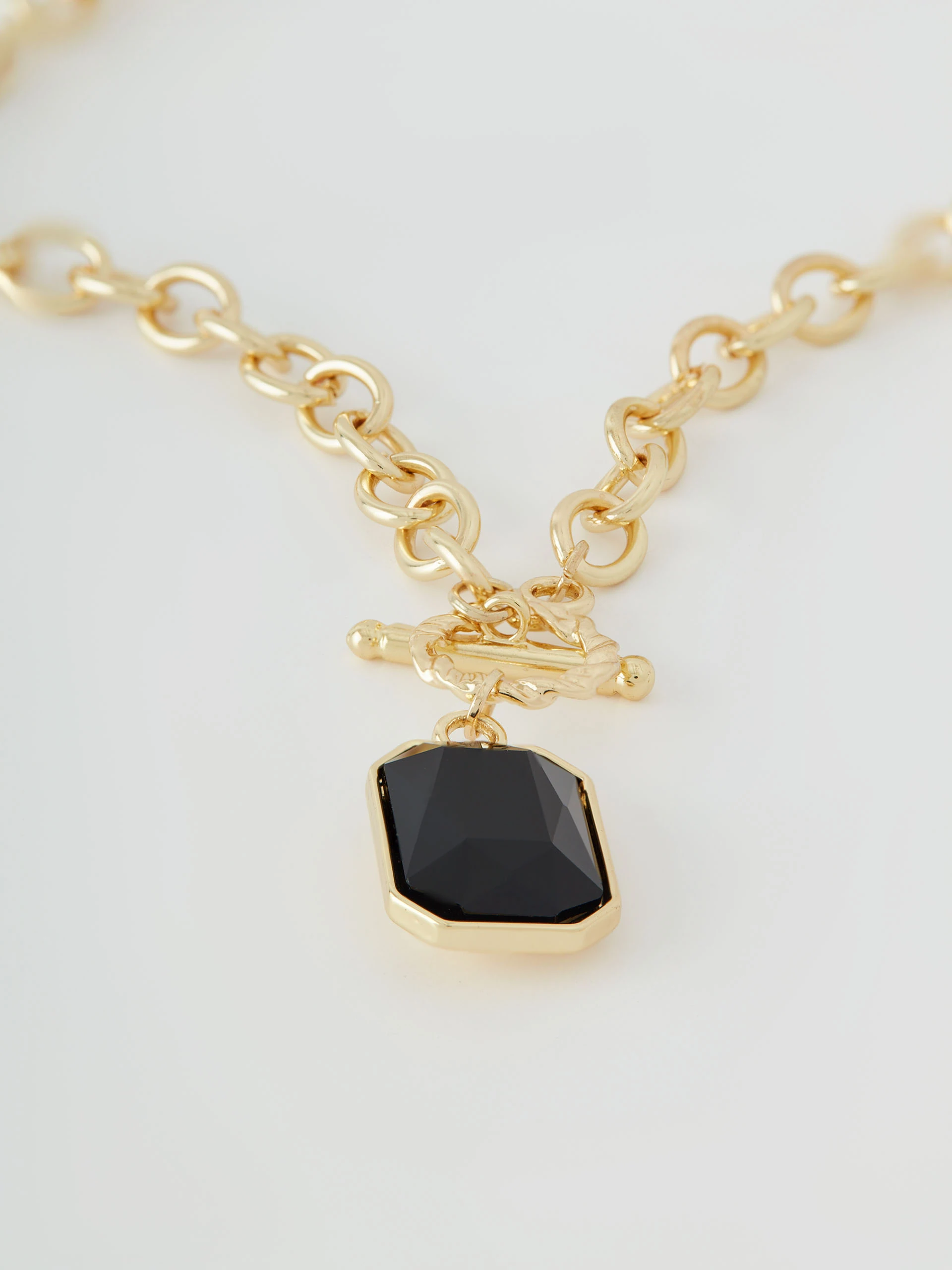 Necklace in the form of a chain with a pendant