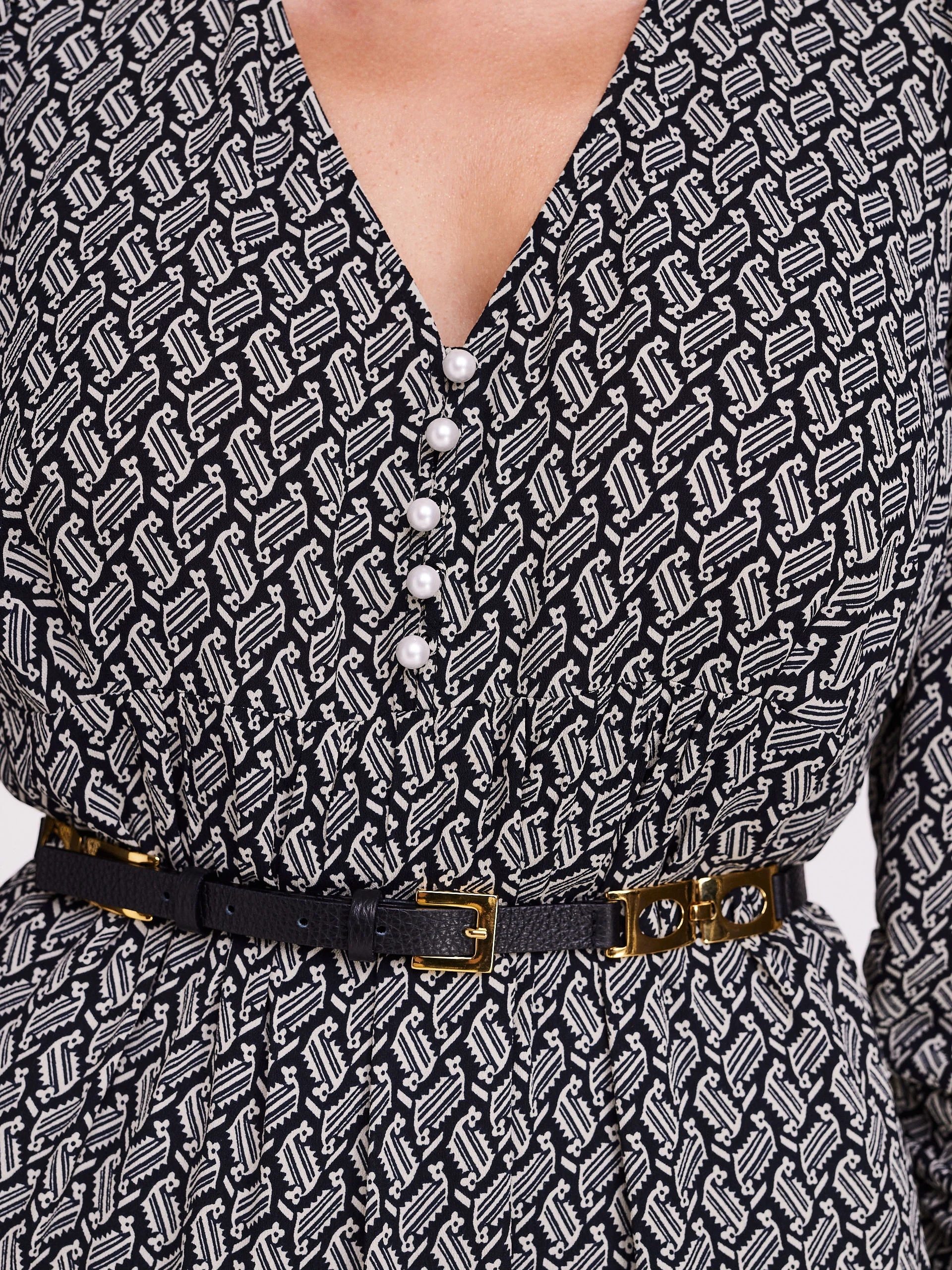 Narrow leather strap in black color