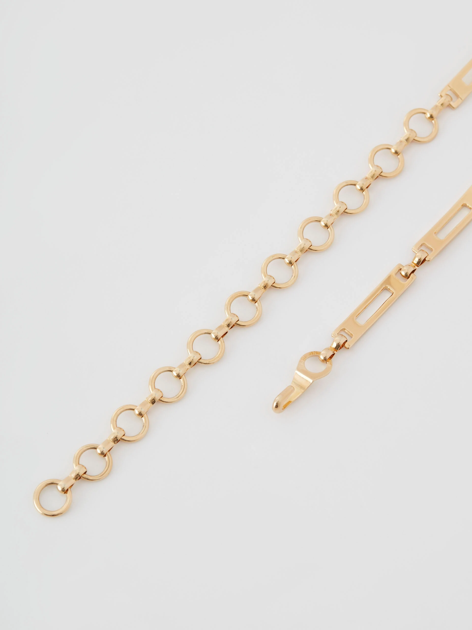 Chain type belt in gold color