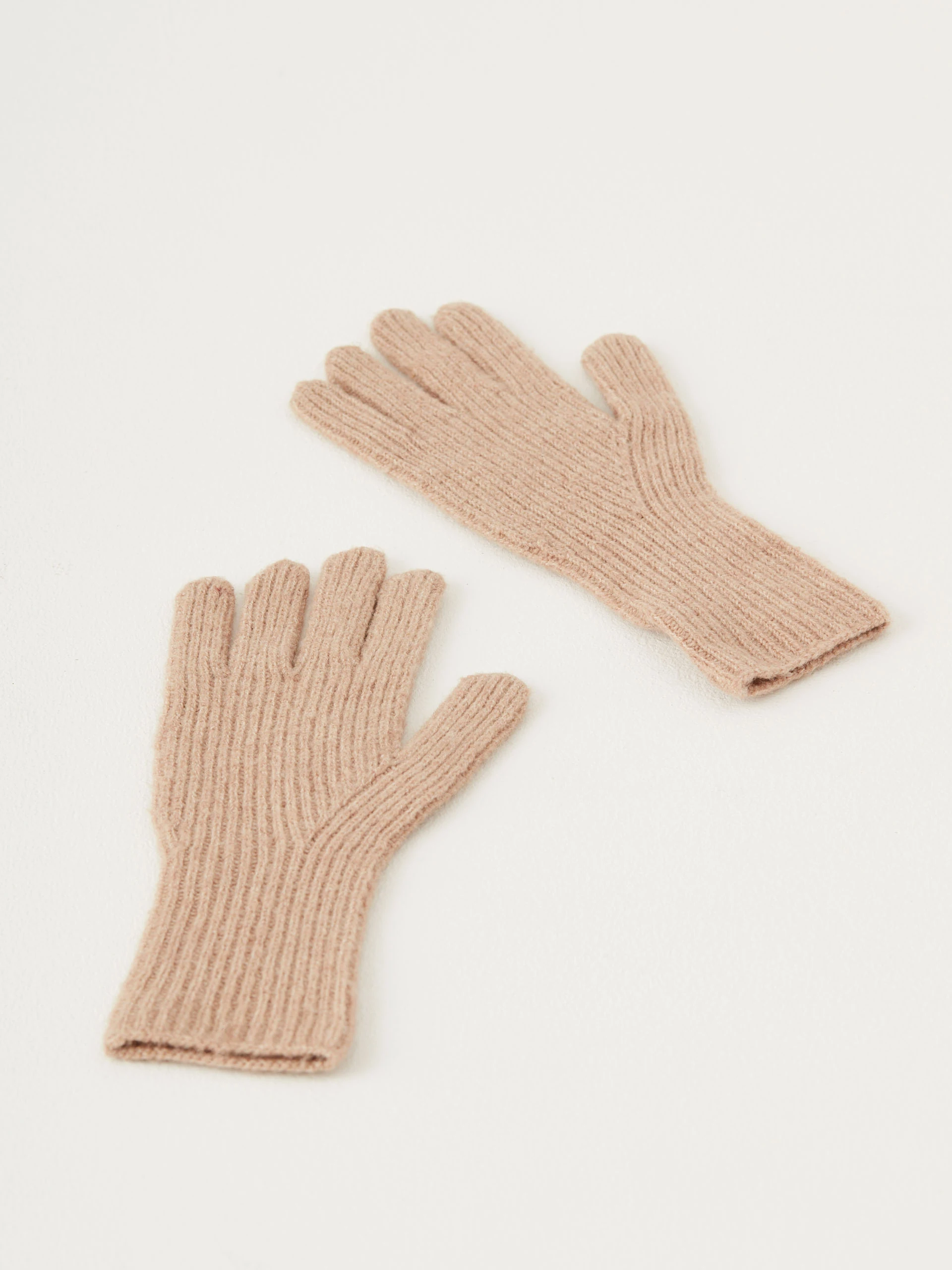 Long beige ribbed knit gloves