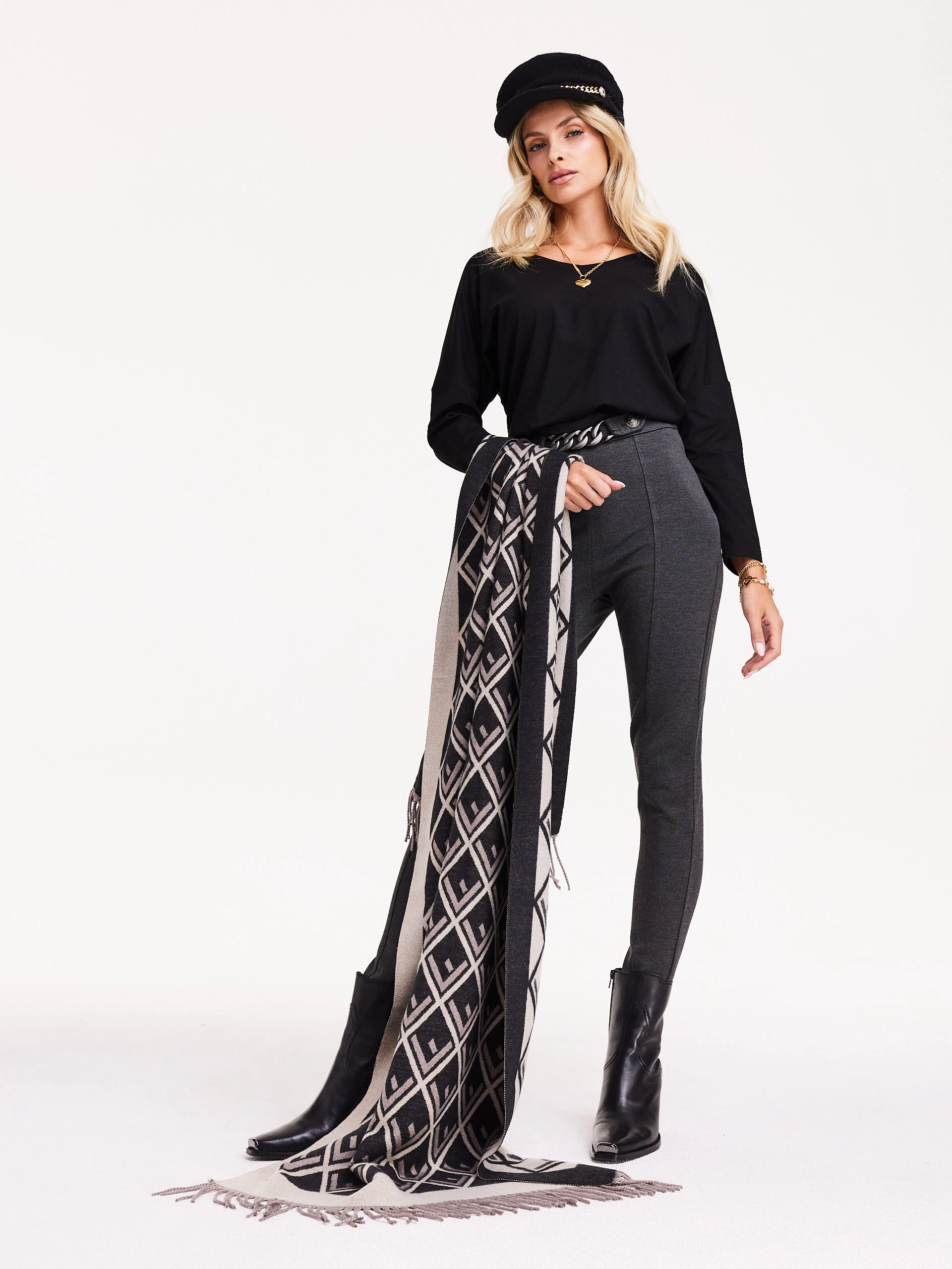 Elegant shawl made of viscose and wool