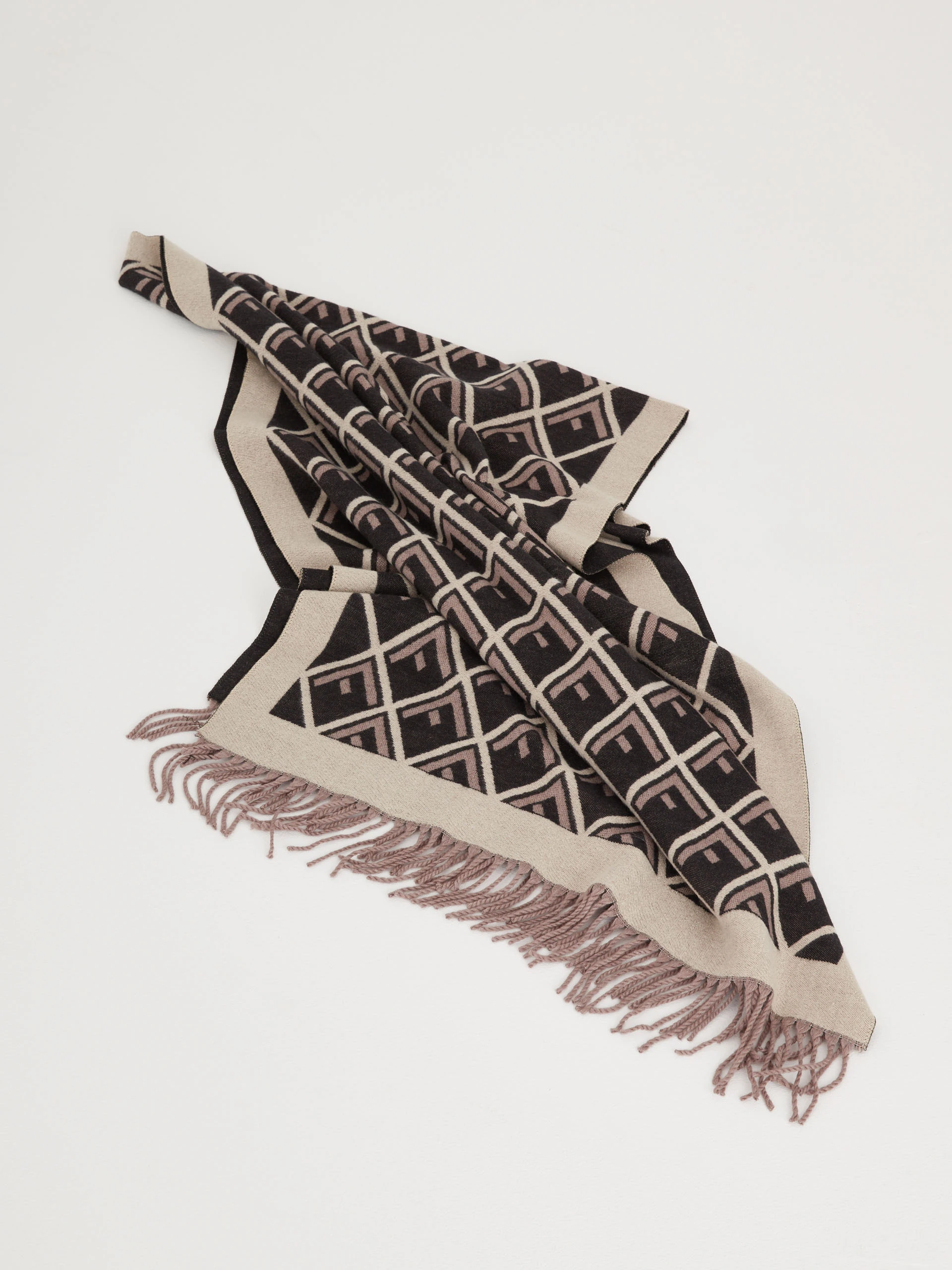 Elegant shawl made of viscose and wool