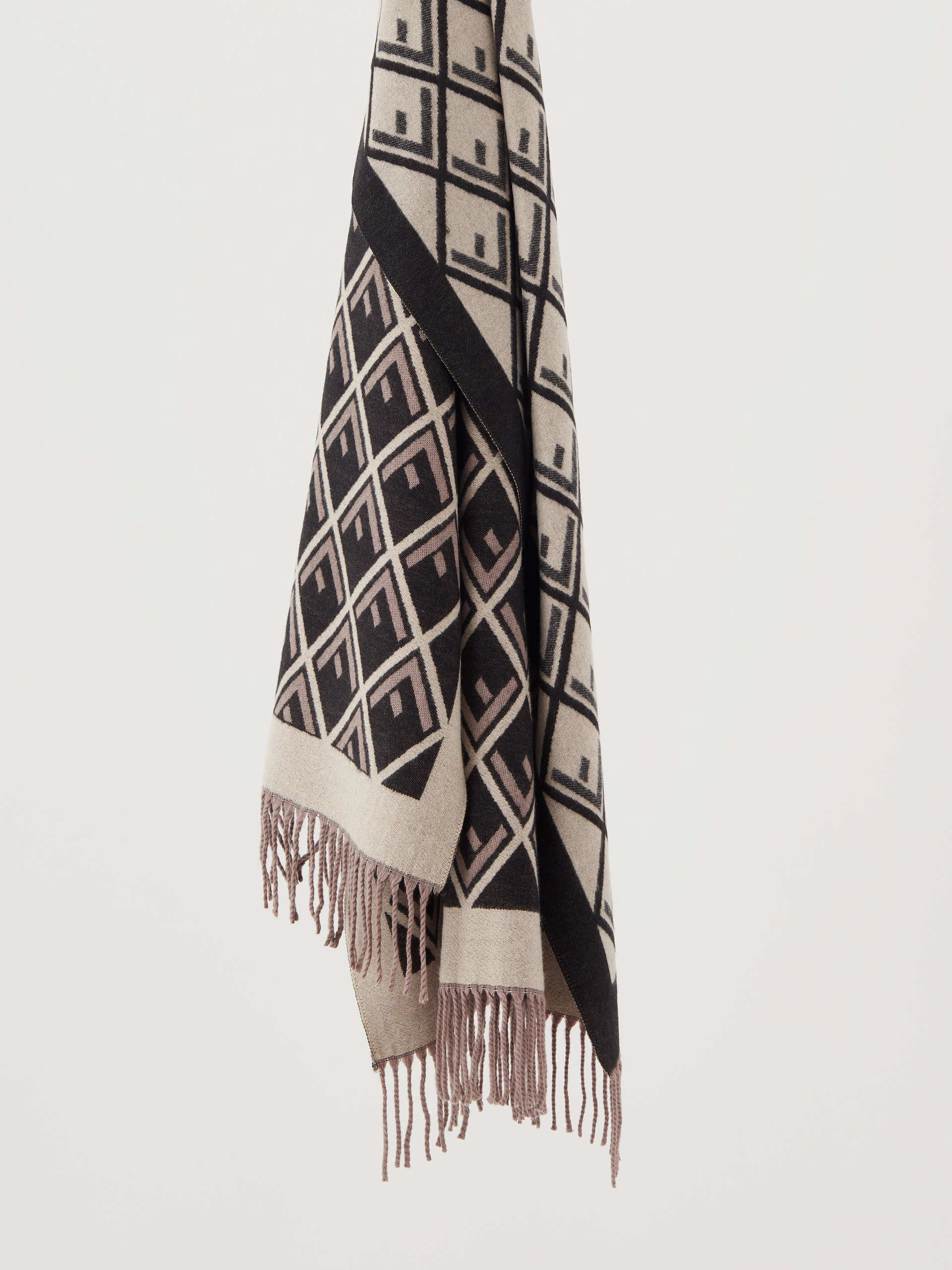 Elegant shawl made of viscose and wool